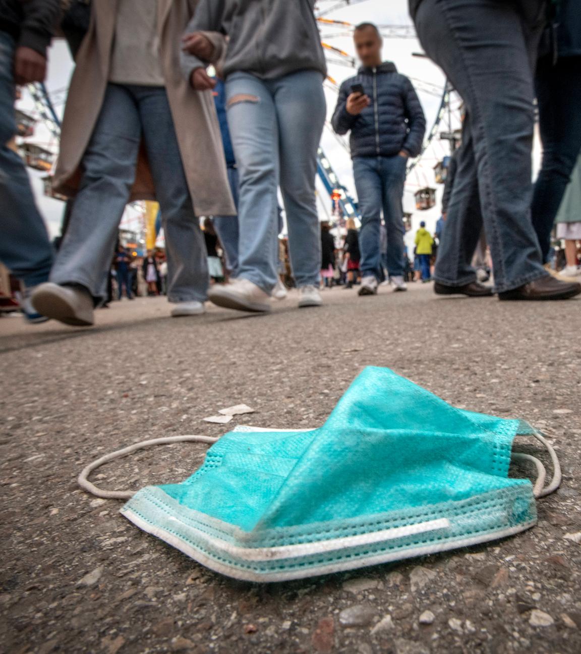 Maske liegt ungeachtet auf dem Boden