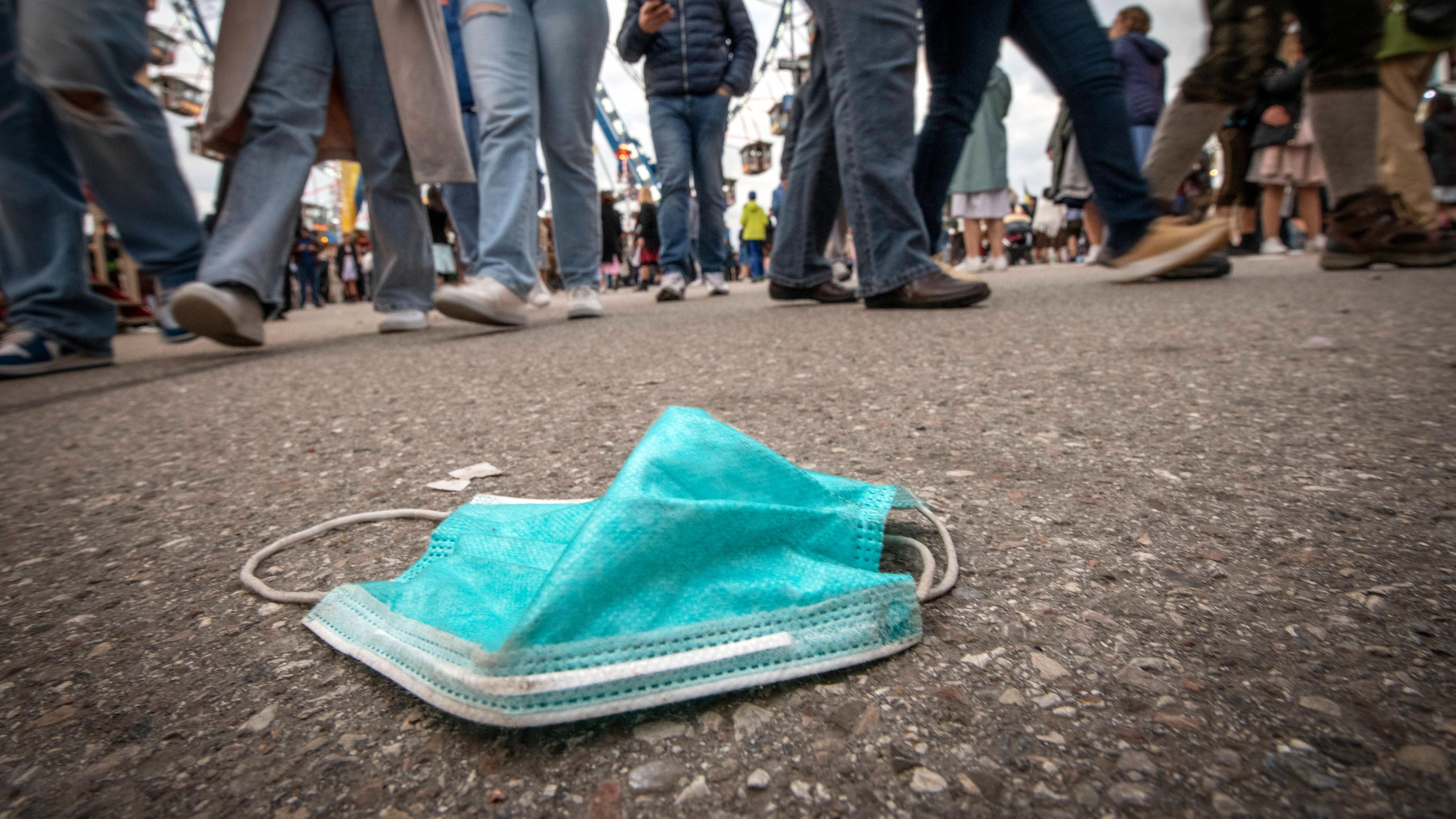 Maske liegt ungeachtet auf dem Boden