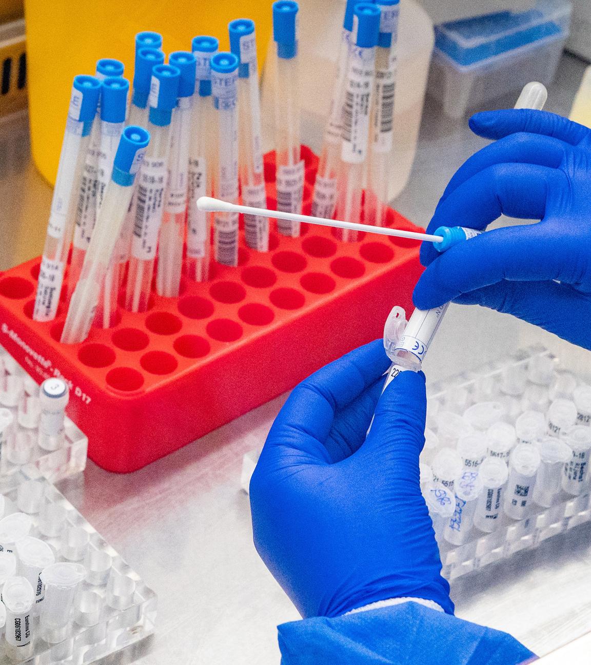 Eine Forschungskraft in Schutzkleidung führt einen Coronavirus-Test in einem Labor im Rheinland am 25. Januar 2022 durch.