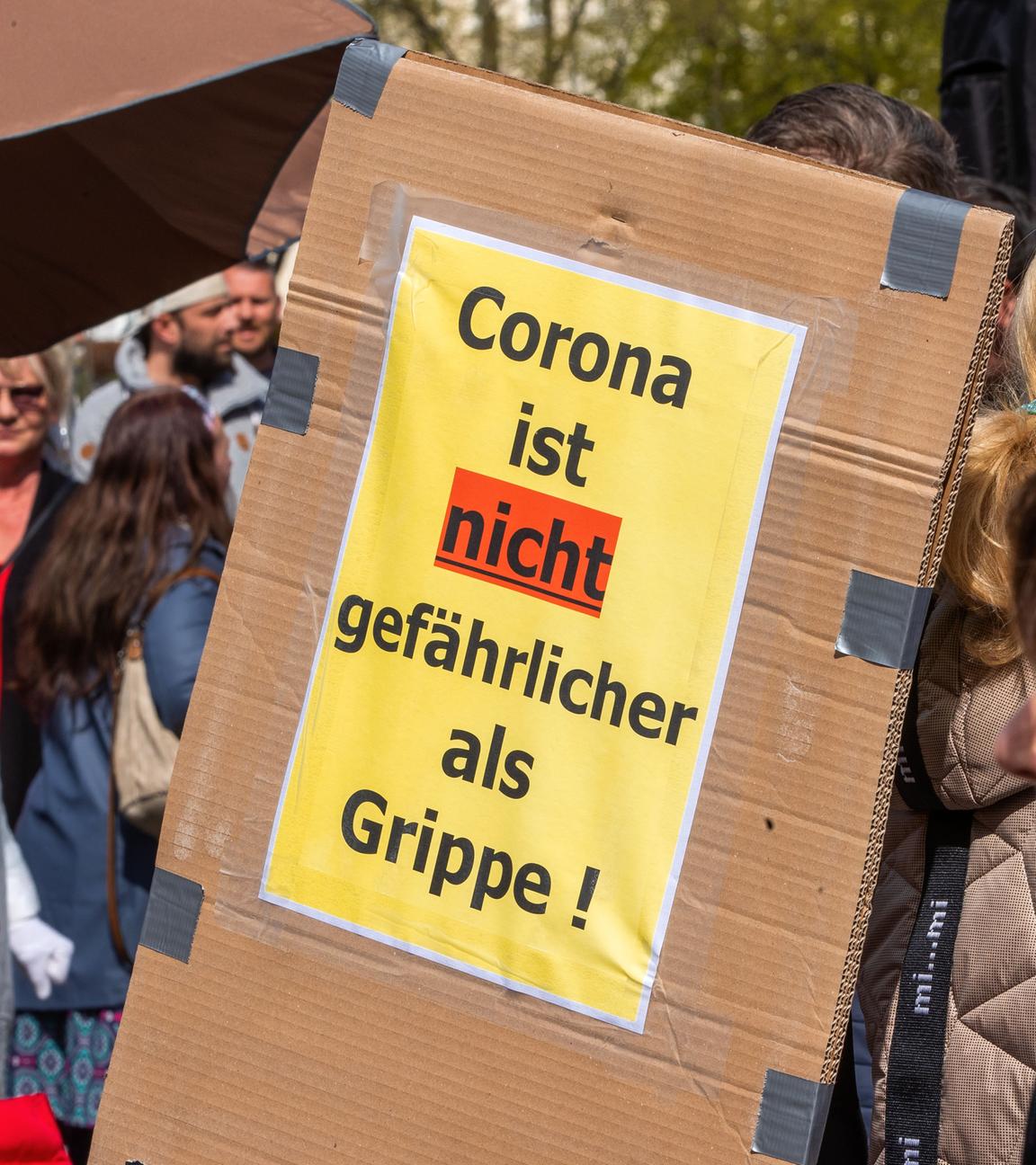 Einen Demo gegen die Corona-Maßnahmen. Das Banner: "Corona ist nicht gefährlicher als Grippe!" wird hochgehalten.