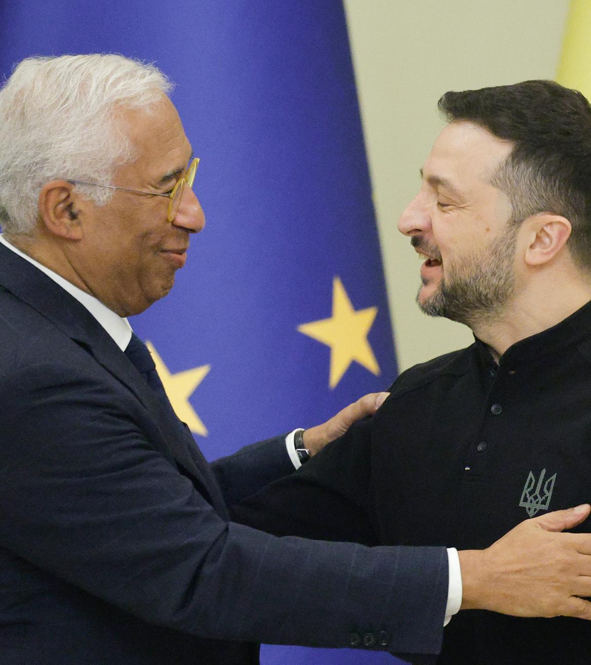 Costa und Selenskiy begrüßen sich auf einer Pressekonferenz in Kiew.