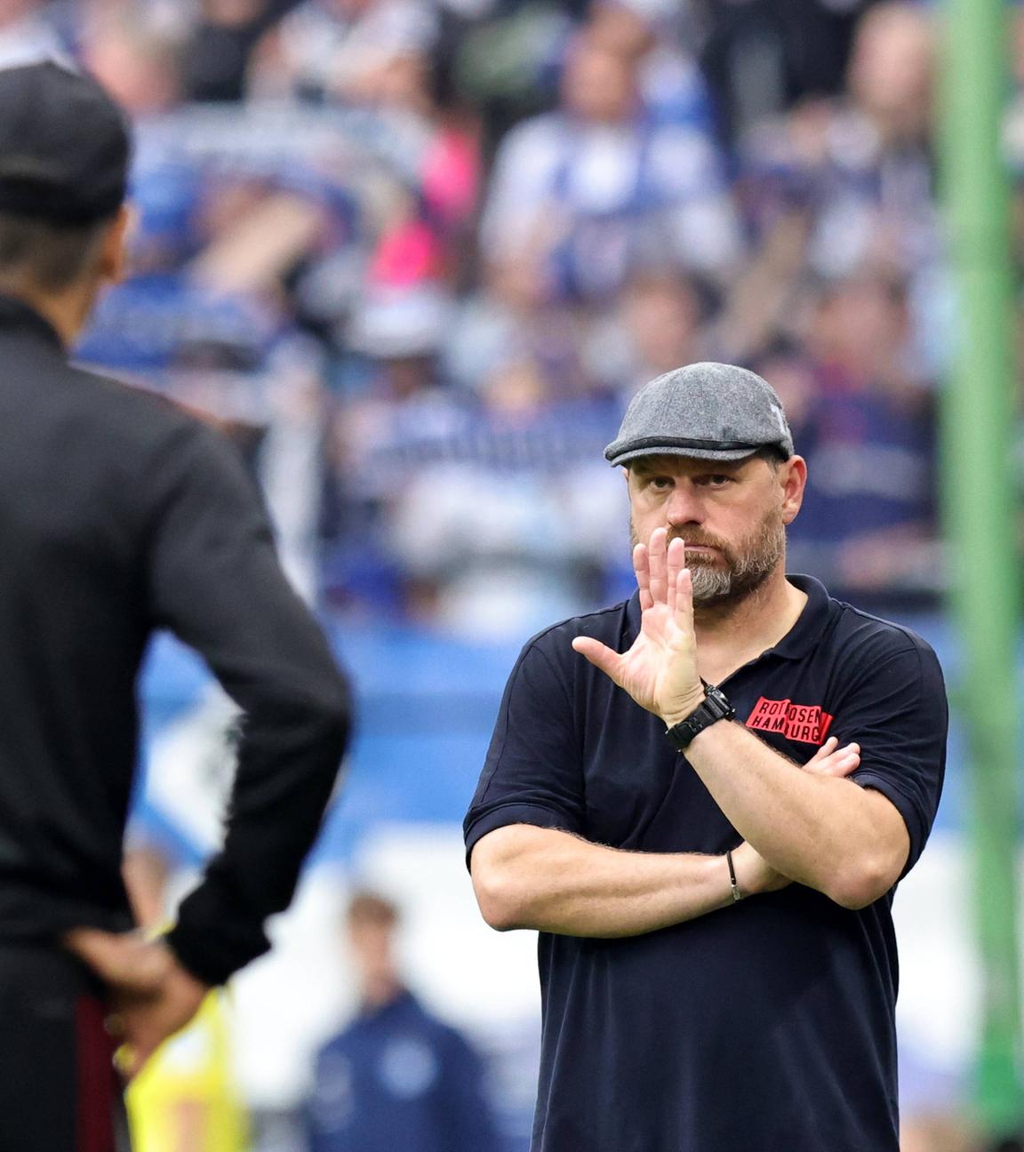 Cristian Fiel ( Trainer 1. FC Nürnberg / FCN ) Steffen Baumgart (Trainer Hamburger SV HSV ) unterhalten sich nach Elfmeterentscheidung