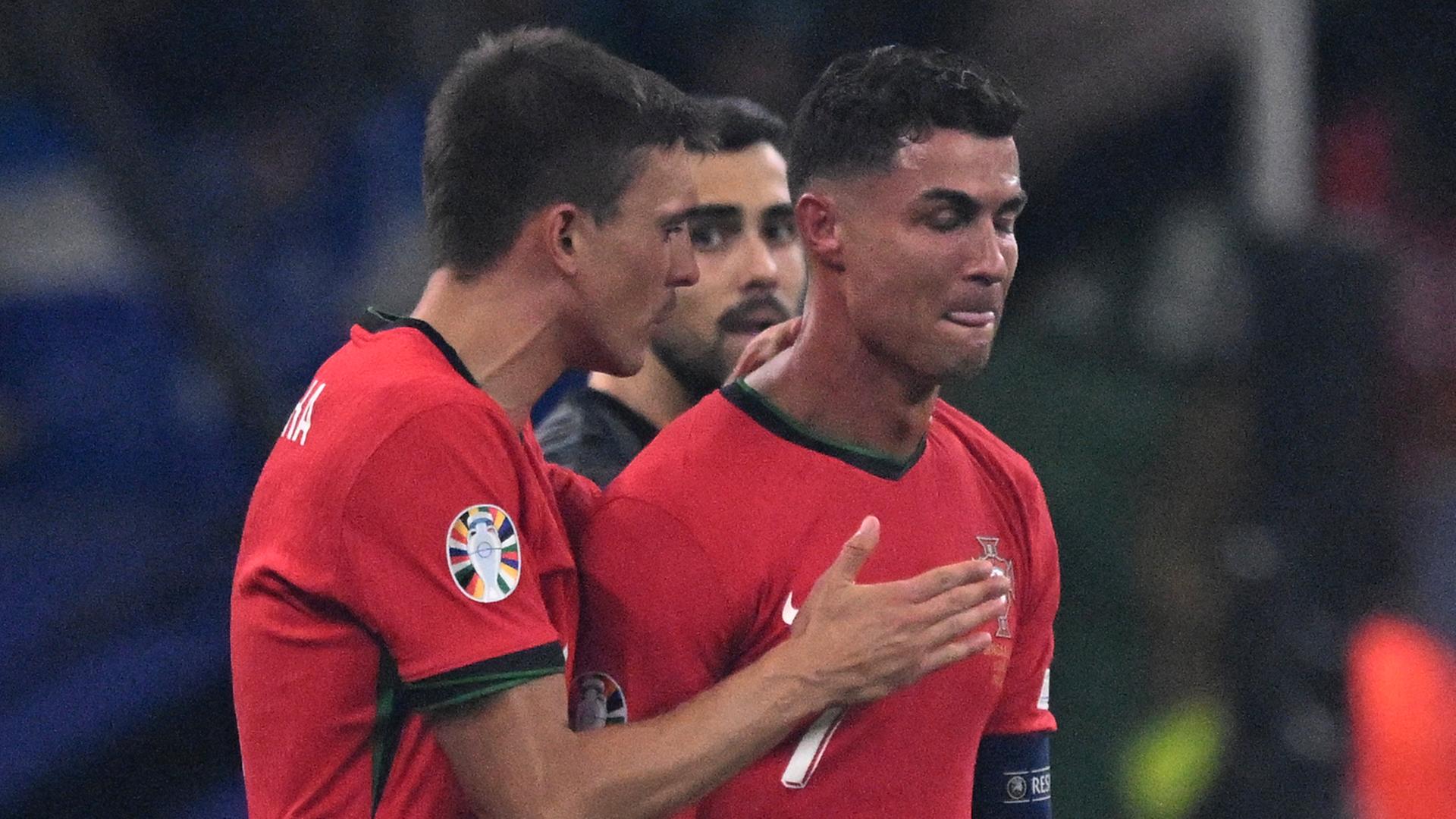 Portugals Cristiano Ronaldo weint nach seinem verschossenen Elfmeter.