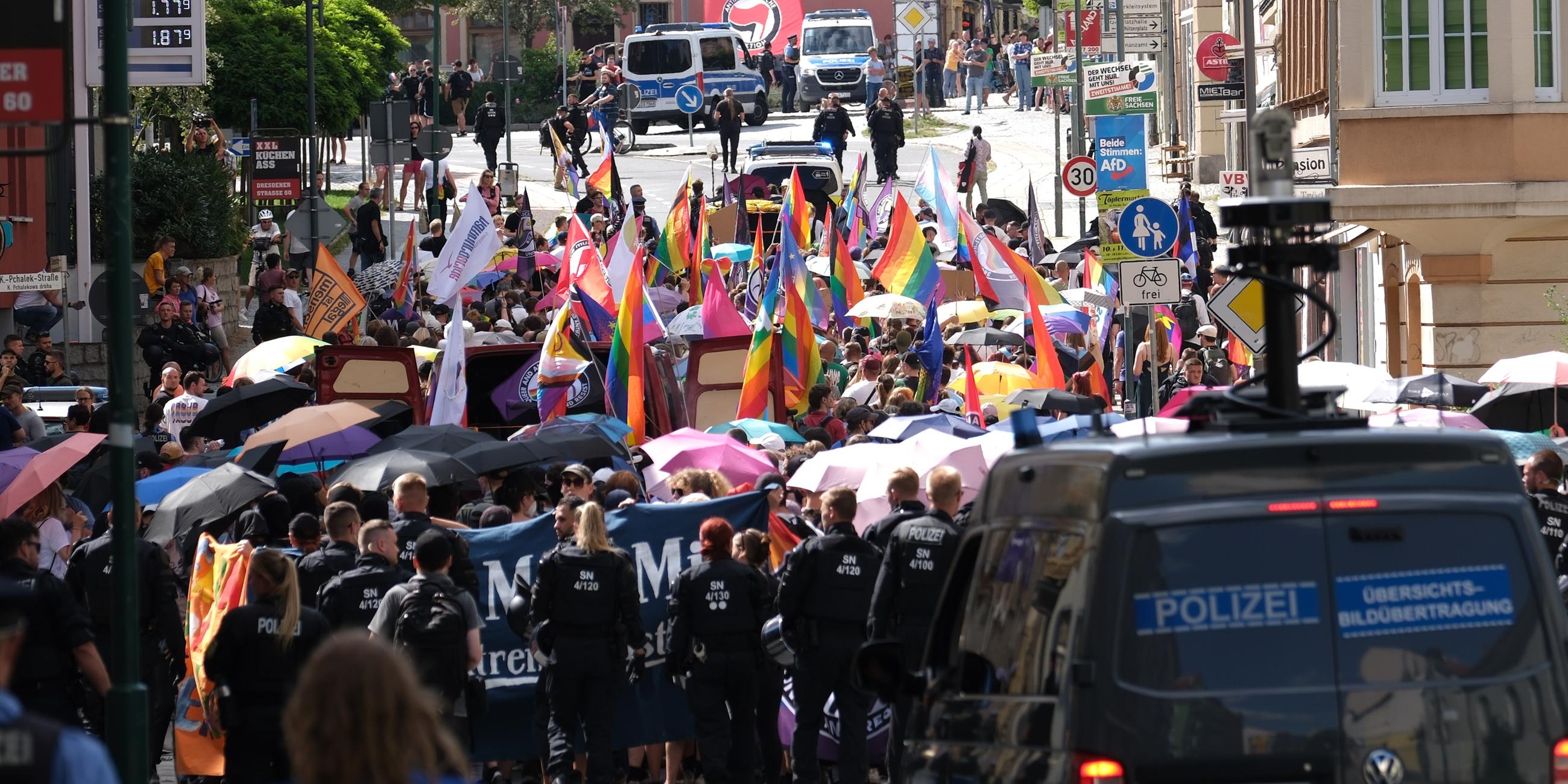 10.08.2024, Sachsen, Bautzen: Teilnehmer einer Demonstration zum Christopher-Street-Day (CSD) werden von Polizisten durch die Stadt begleitet. In Bautzen findet ein Umzug zum Christopher-Street-Day (CSD) statt, die Abschlussparty nach dem Umzug wurde von den Organisatoren wegen möglicher Bedrohung durch Rechtsextreme abgesagt.