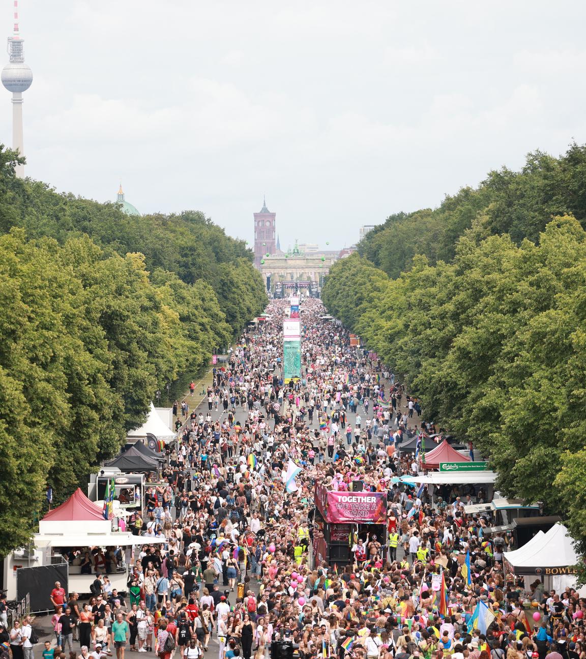 Demonstranten auf dem Cristopher Street Day in Berlin auf der Straße des 17. Juni vor dem Brandenburger Tor.
