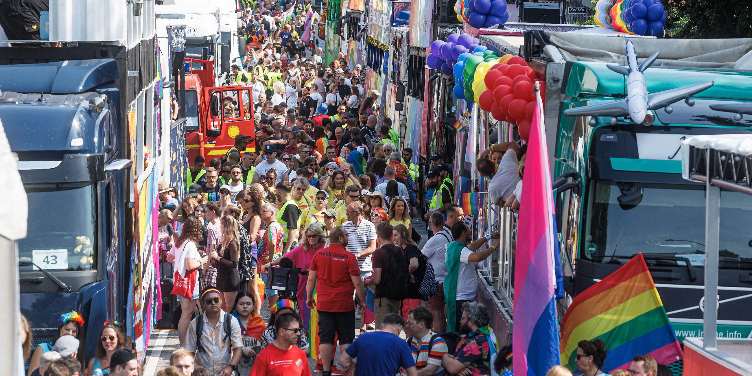 Trucks und Teinehmer warten auf den Beginn des Christopher Street Day