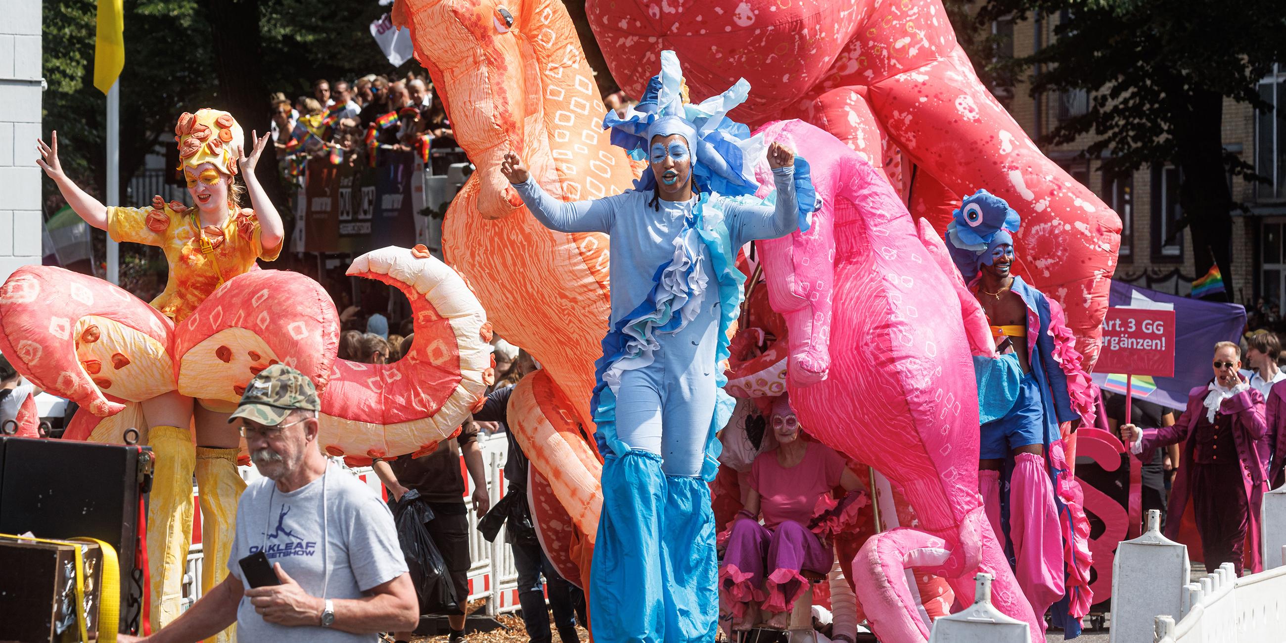 Bunt kostümierte Teilnehmer beim Christopher Street Day