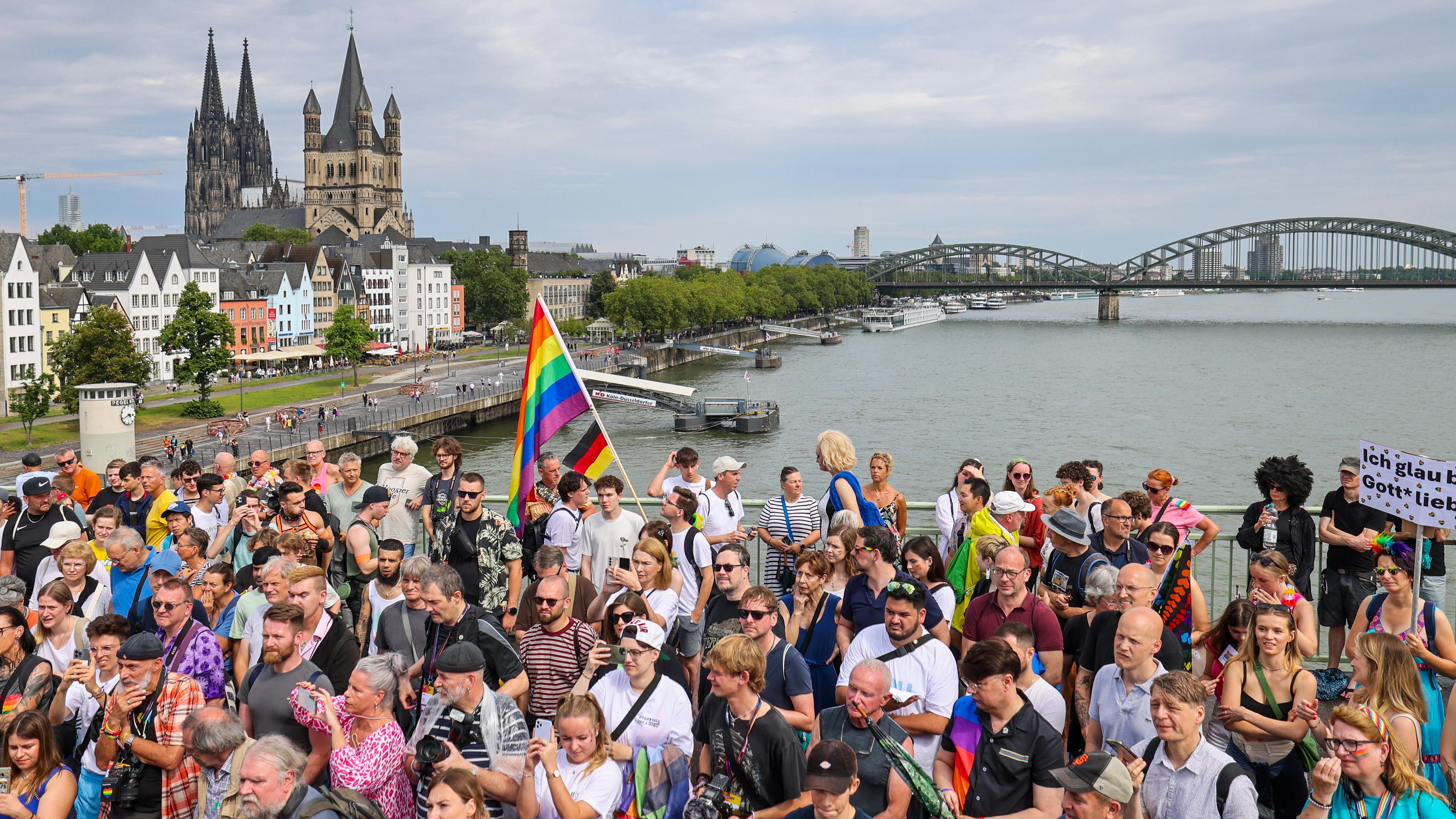 Menschen die an der Parade in Köln teilnehmen 