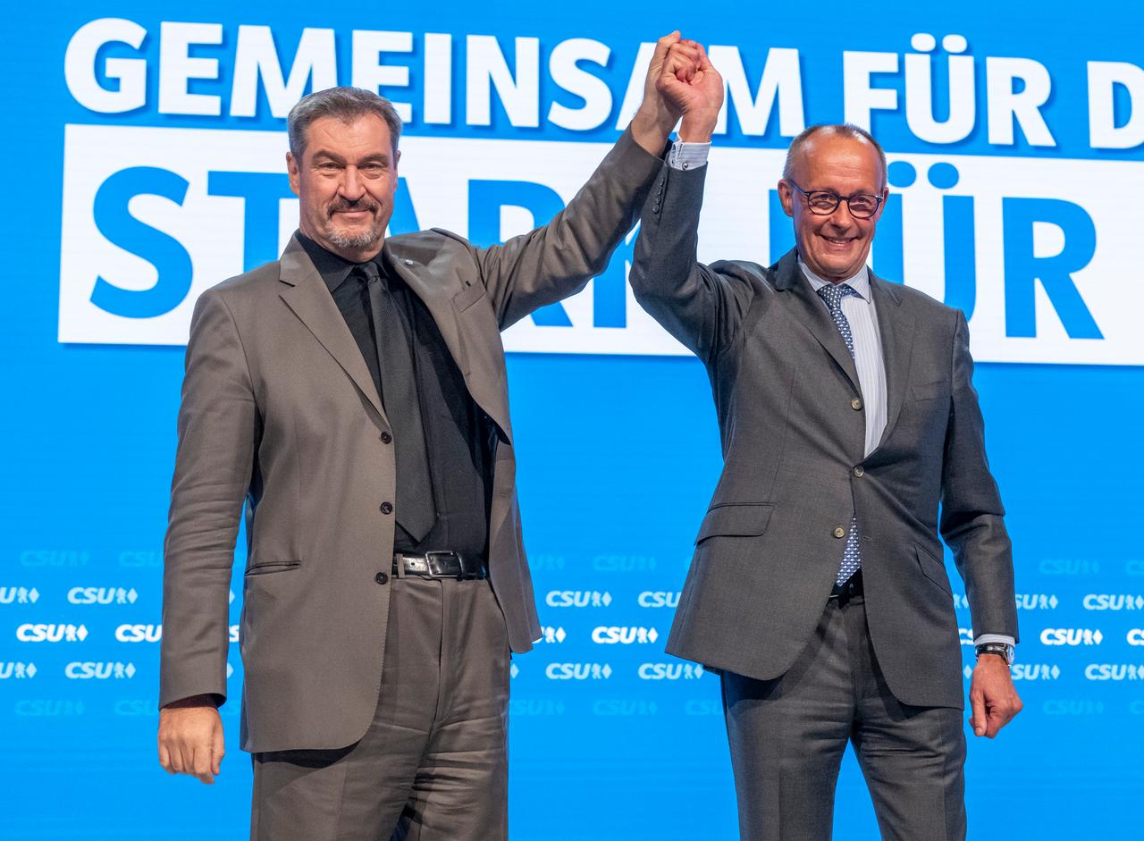 Bayern, Augsburg: Friedrich Merz (r), CDU-Bundesvorsitzender und Unionsfraktionsvorsitzender, und Markus Söder, Vorsitzender der CSU, stehen auf dem Parteitag der CSU zusammen auf der Bühne.