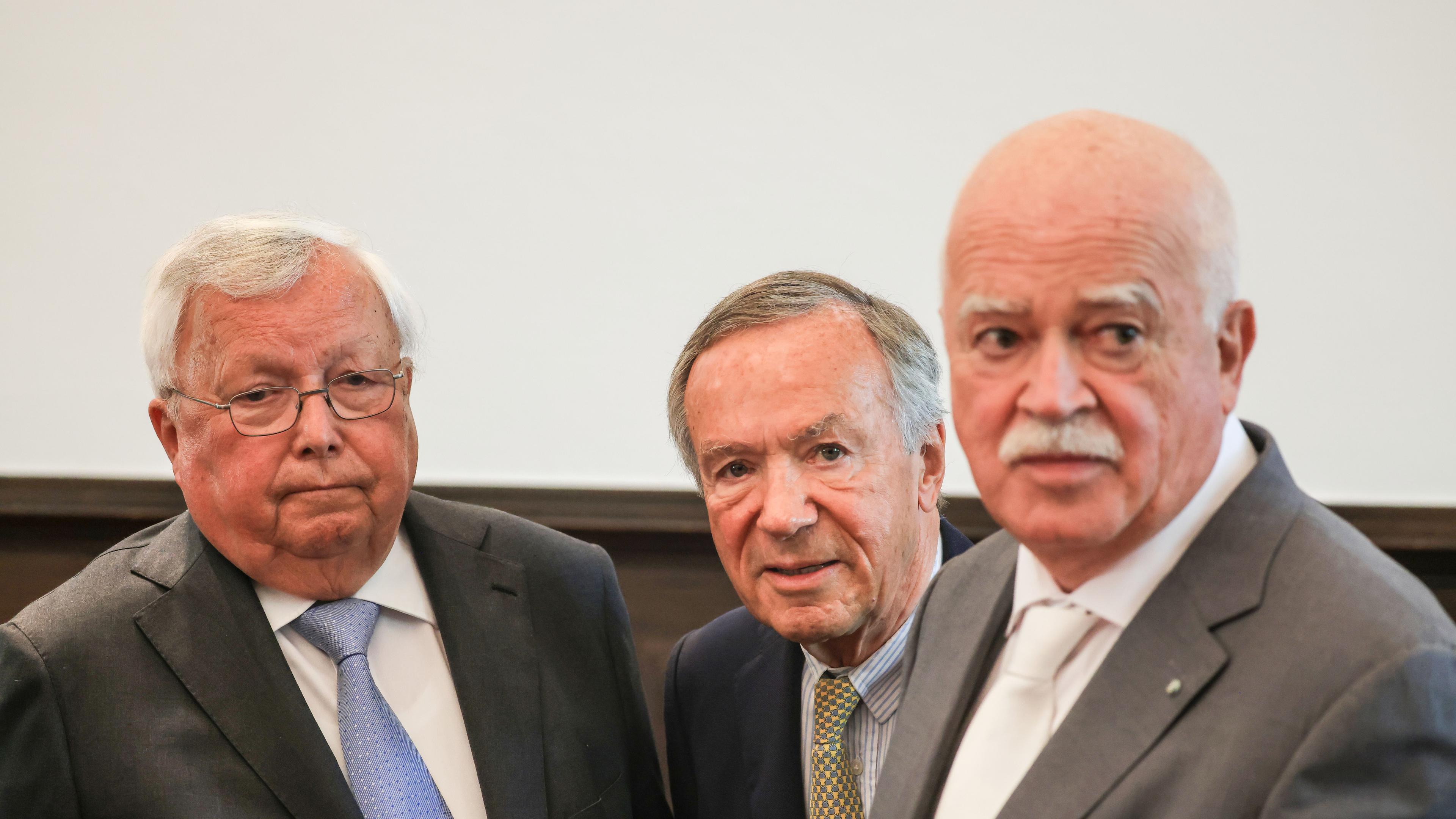Christian Olearius (l) steht im Gerichtssaal neben seinen Anwälten Klaus Landry (M) und Peter Gauweiler (r).