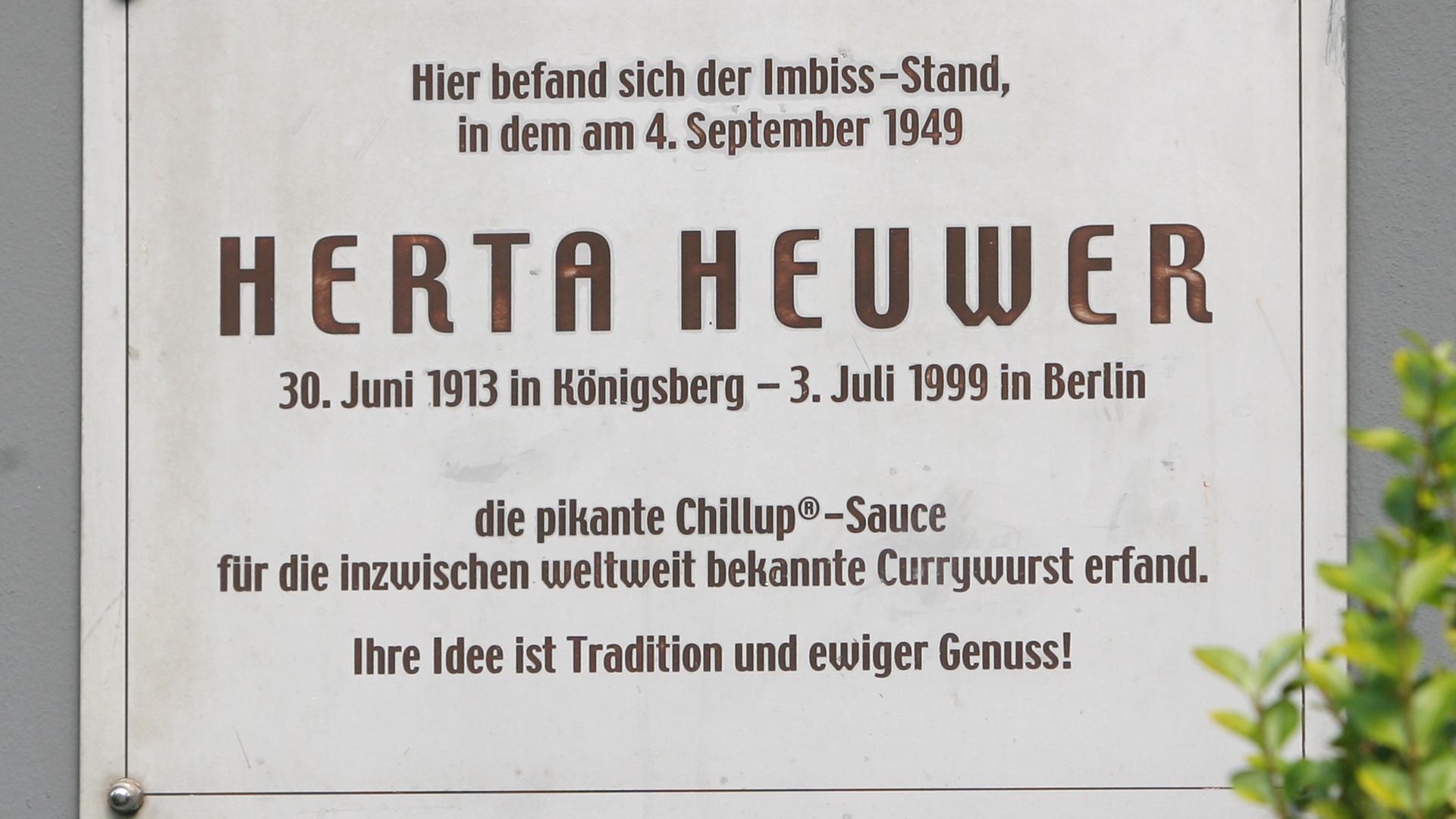 Gedenktafel an Herta Heuwer, die Erfinderin der Currywurst (Archiv)