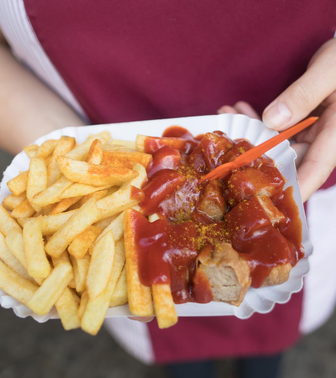 Berlin: Currywurst mit Pommes