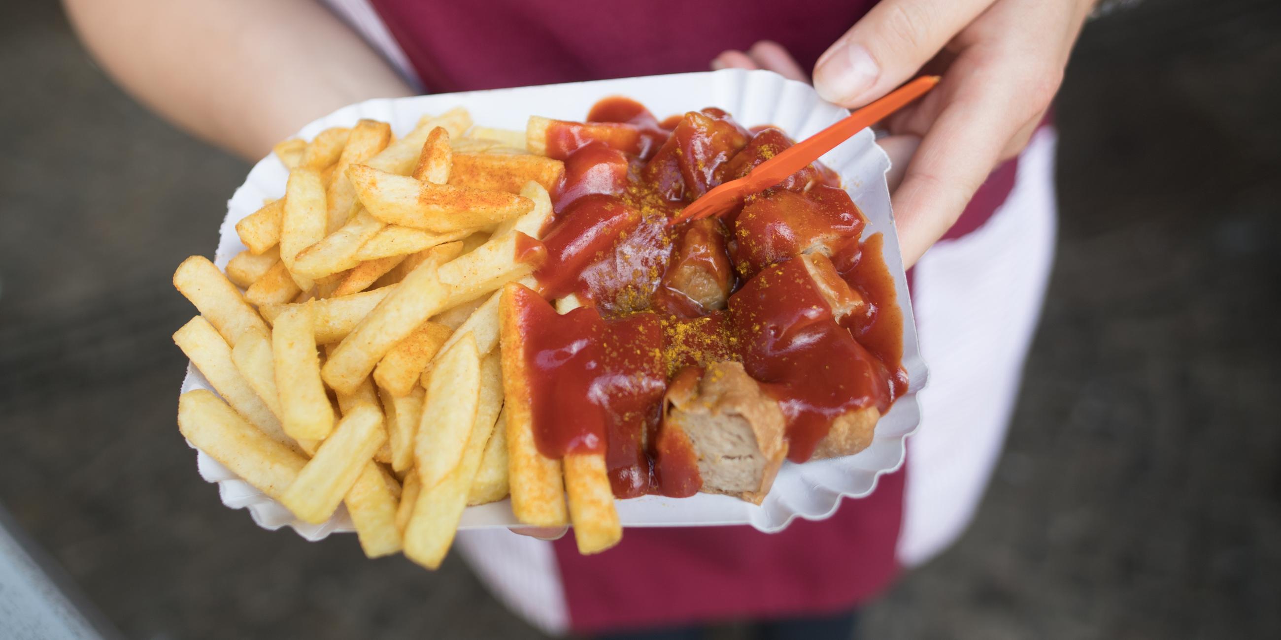 Berlin: Currywurst mit Pommes