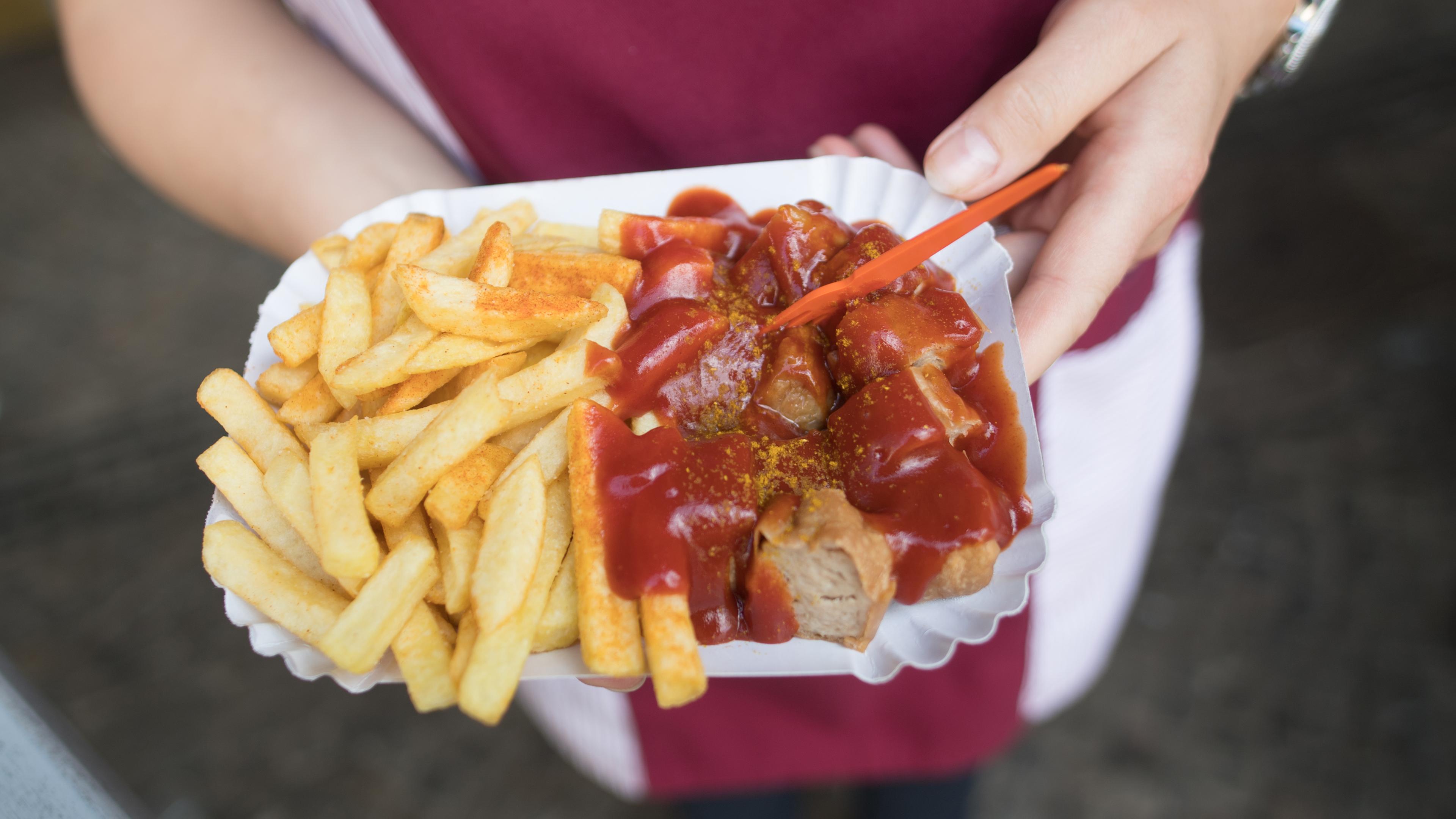 Berlin: Currywurst mit Pommes