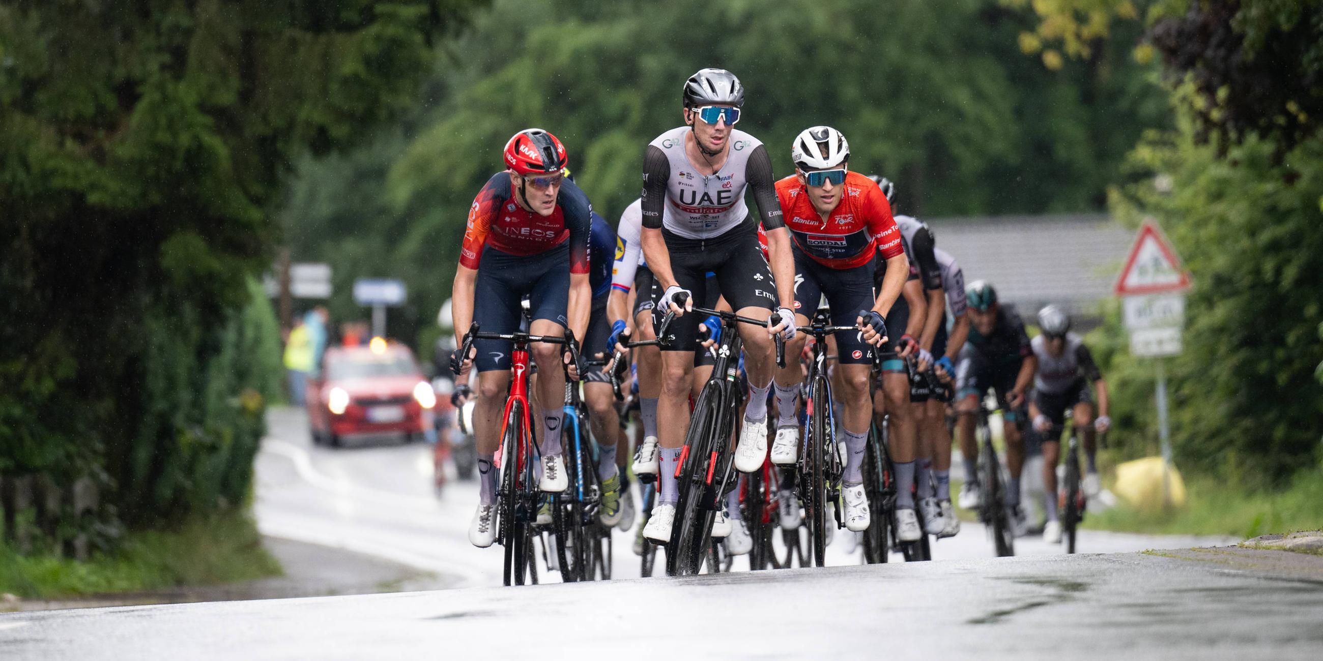 Deutschland Tour 2023: Szene von der 2. Etappe mit Ilan van Wilder (rechts) im roten Trikot