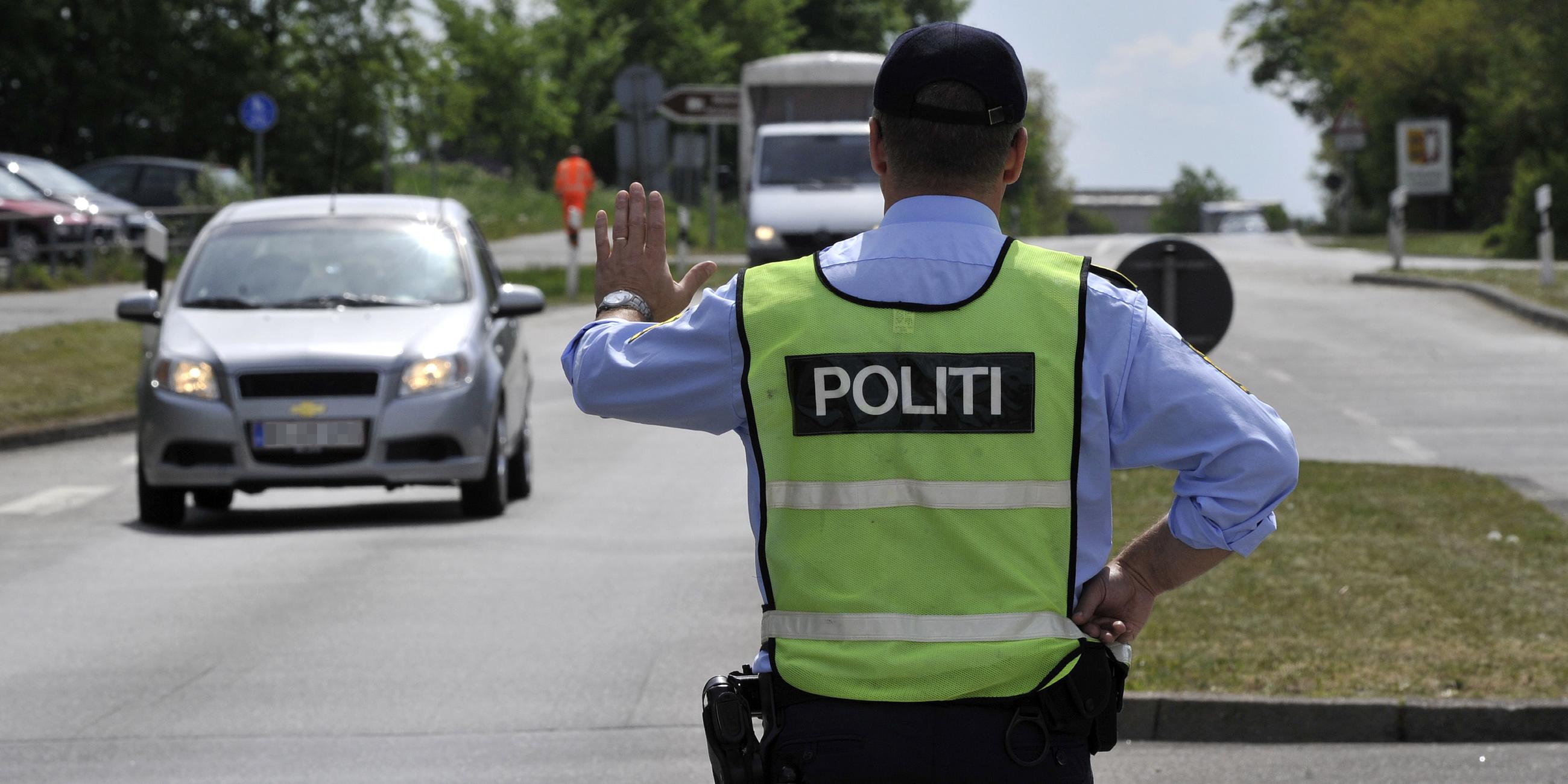 Dänischer Polizeibeamter kontrolliert an der deutsch-dänischen Grenze. (Archivbild)