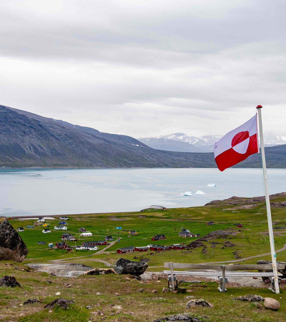 Grönländische Flagge im Dorf Igaliku in Grönland