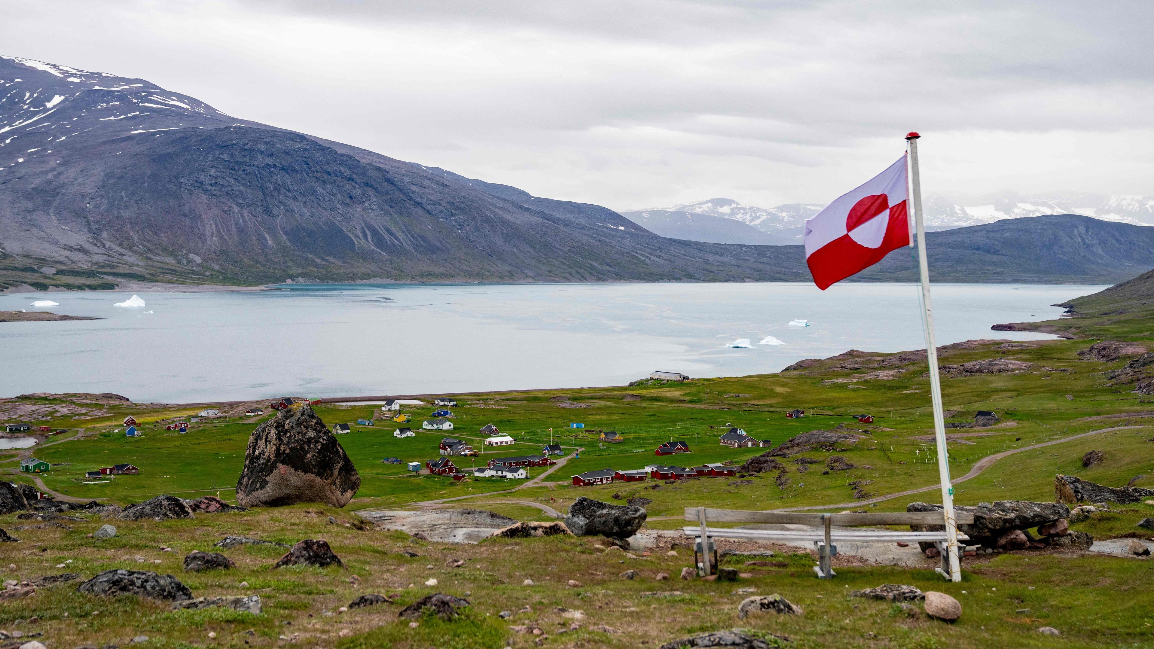 Grönländische Flagge im Dorf Igaliku in Grönland