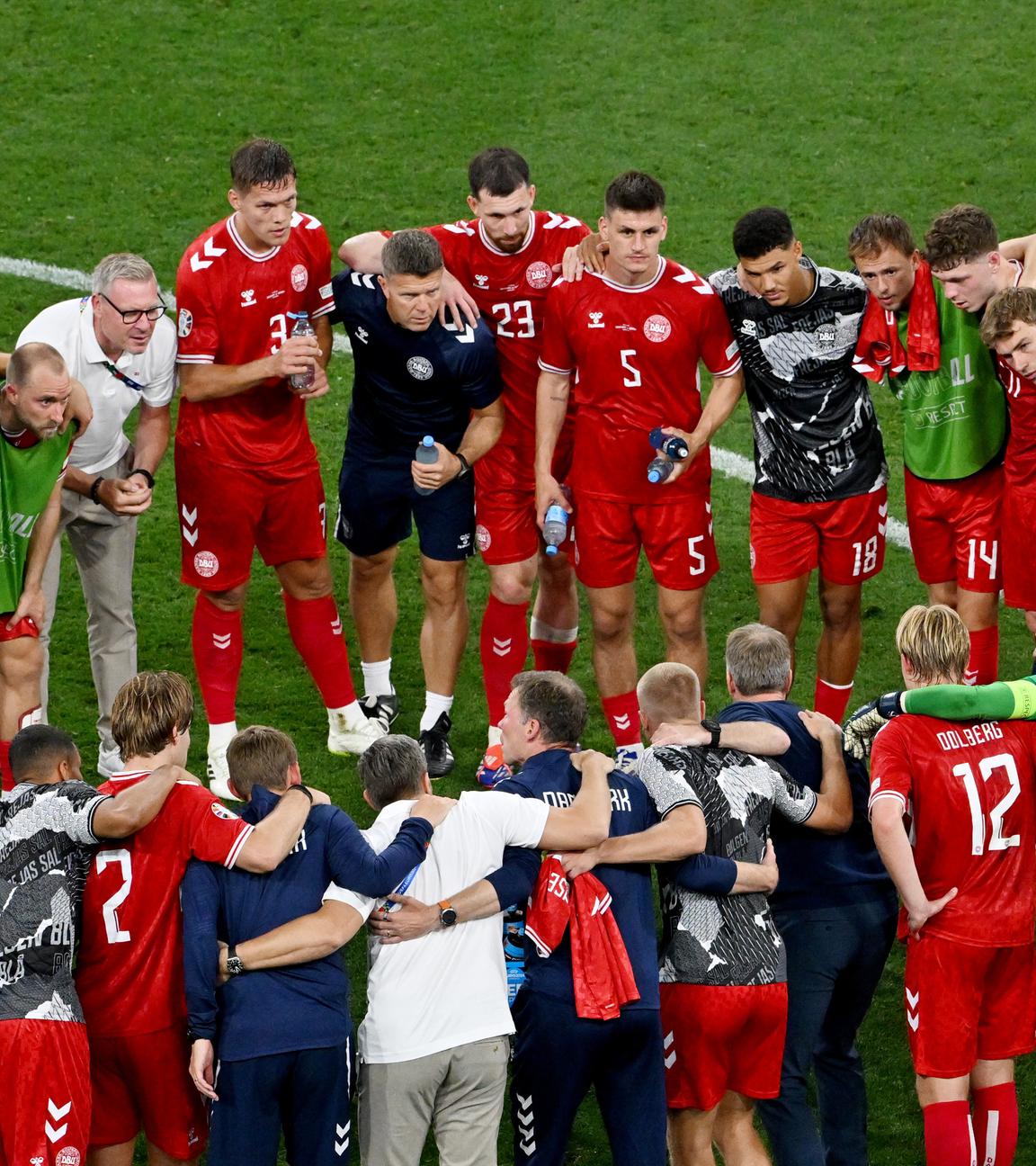 Die Spieler, Trainer und Betreuer der dänischen Nationalmannschaft stehen nach dem Spiel gegen Serbien in einem Teamkreis zusammen. 