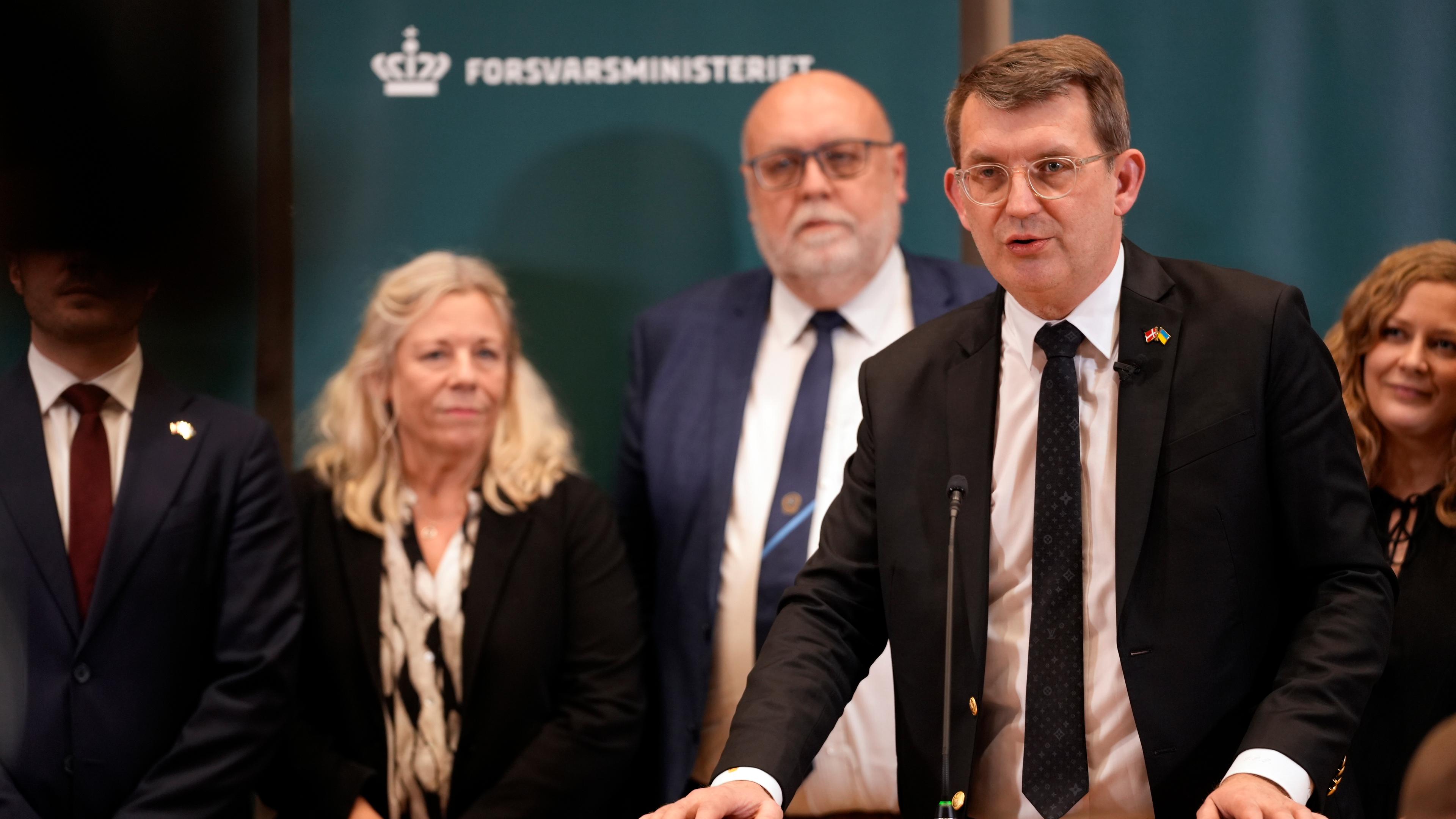 Dänemarks Verteidigungsminister Troels Lund Poulsen (R) und Mitglieder der Koalition stellen am 27. Januar 2025 im Verteidigungsministerium in Kopenhagen, Dänemark, ein Verteidigungsabkommen für die Arktis und den Nordatlantik vor.