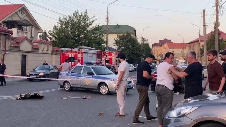 Anschläge in Dagestan: Rettungskräfte an einem der Tatorte in der Stadt Machatschkala, Russland.