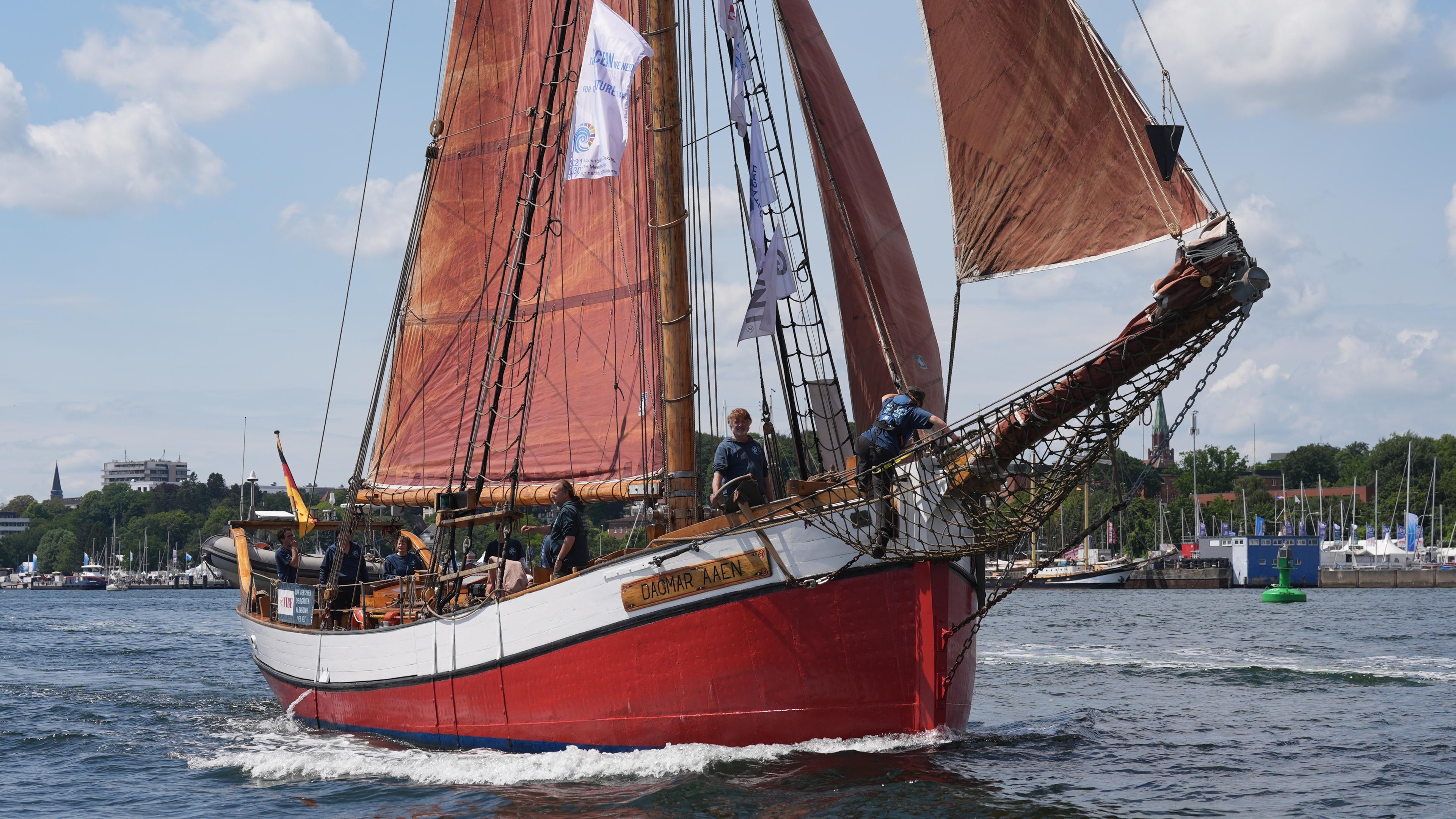 Polarforscher Arved Fuchs (2.v.r) an Bord der "Dagmar Aaen". Das Segelschiff stach im Juni für die diesjährigen Etappe der Klima-Expeditionsreihe "Ocean Change" von Kiel aus in See.