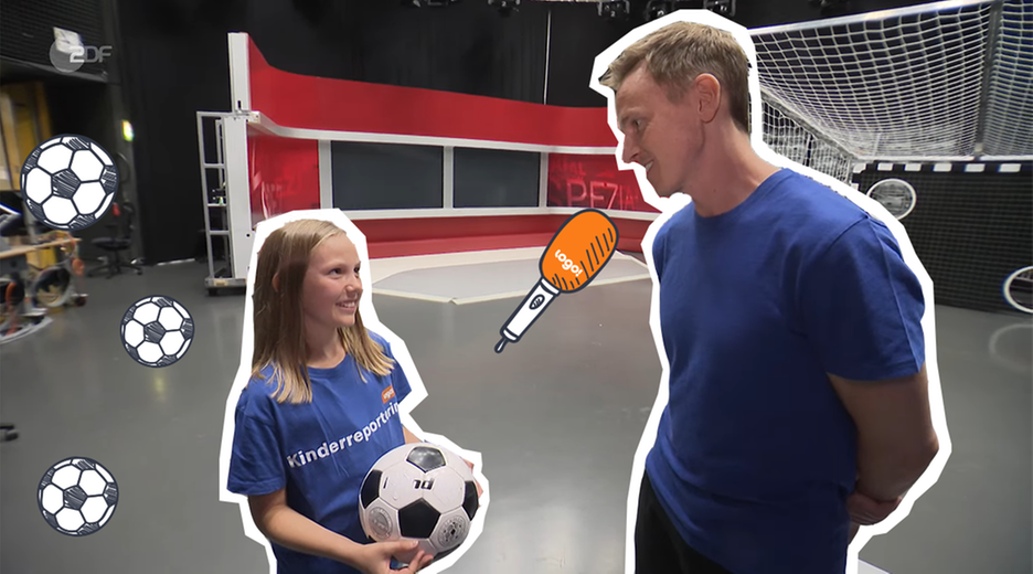 Dahlia und Jochen Breyer im atuellen Sportstudio des ZDF mit Torwand im Hintergrund, Fußbällen und Mikrofon