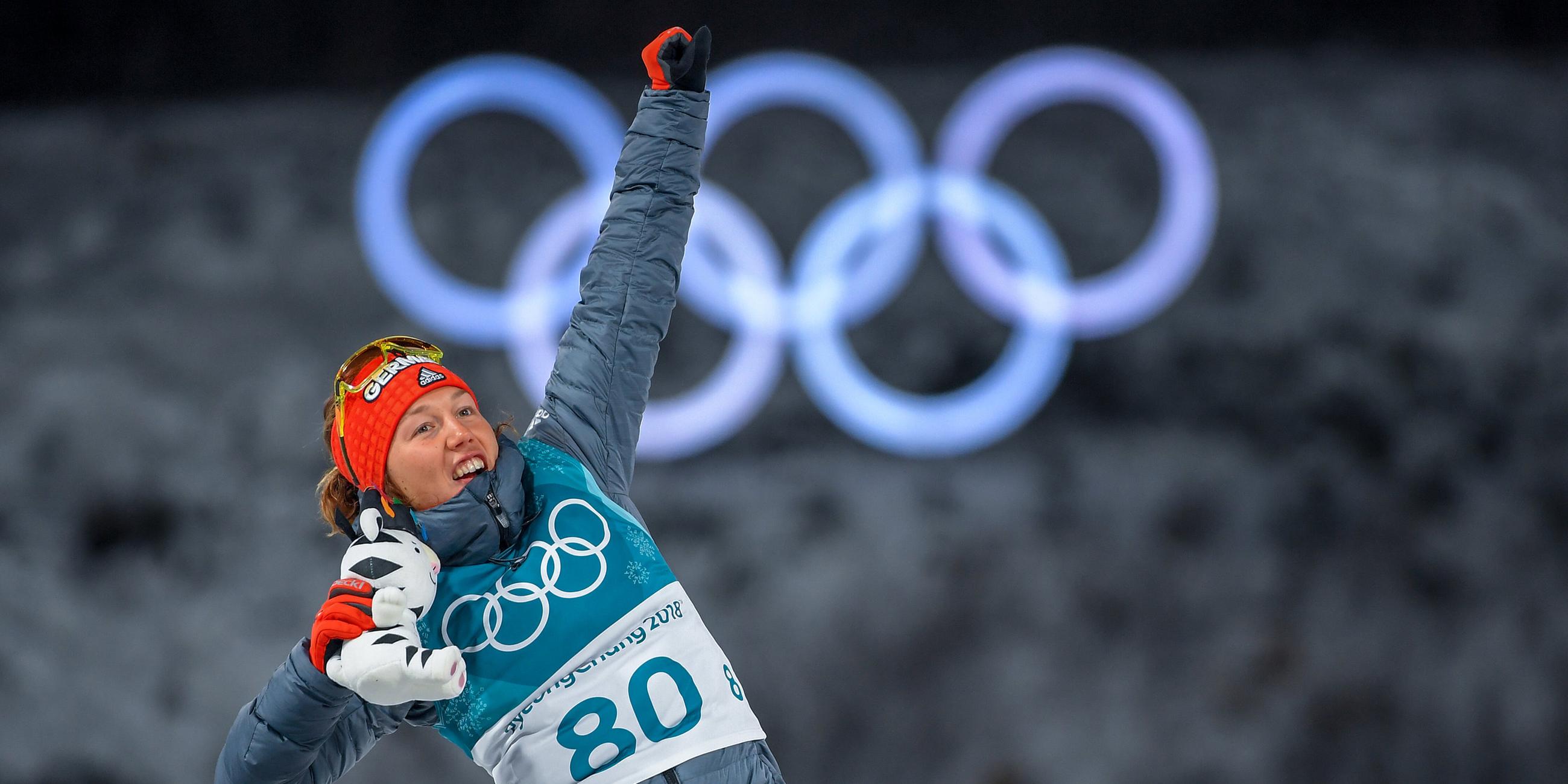 15.02.2018, Pyeongchang, Olympia, Biathlon: Laura Dahlmeier jubelt über ihre Bronzemedaille im Einzelrennen.