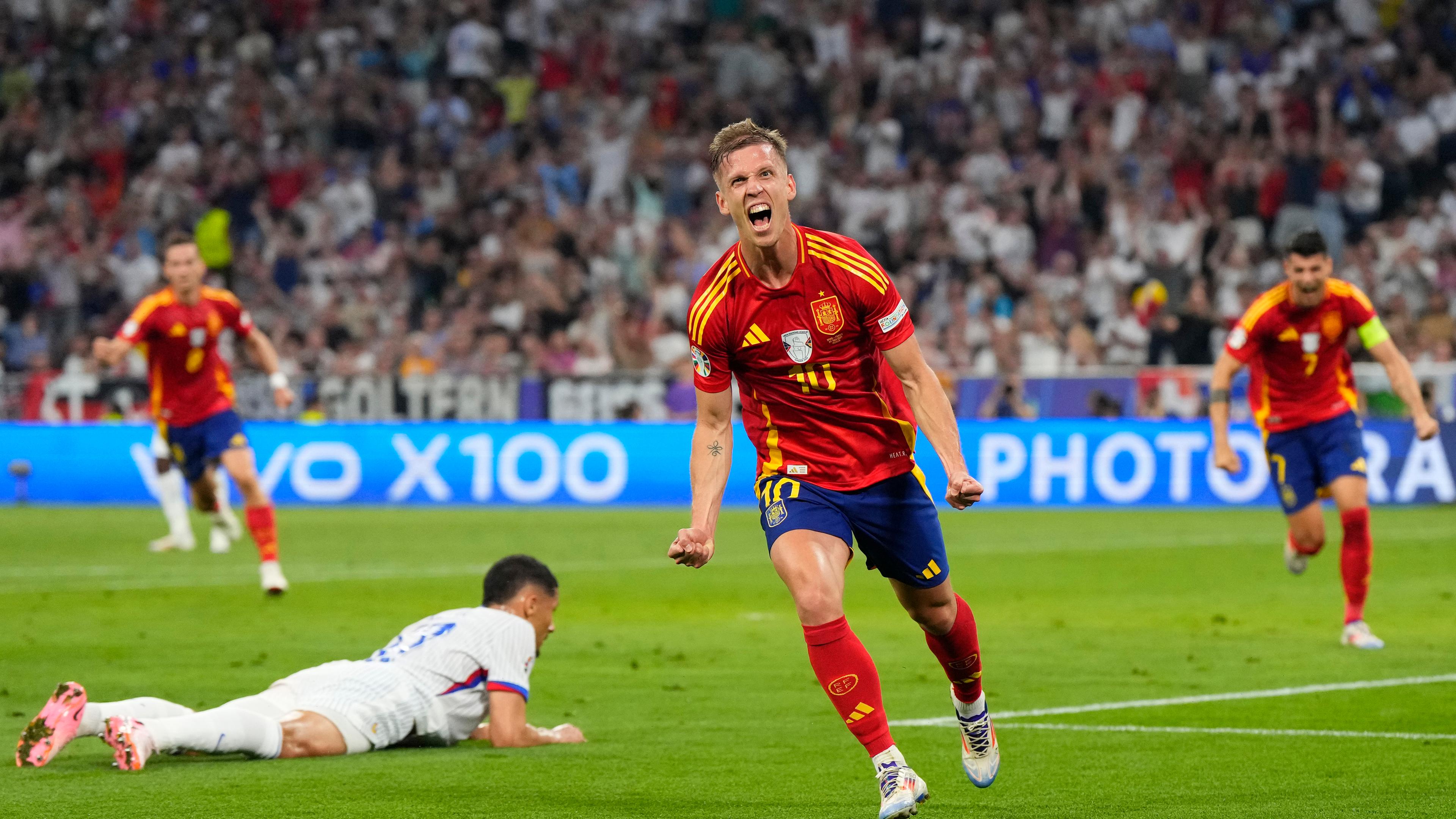 Dani Olmo jubelt nach dem zweiten Tor seiner Mannschaft während des Halbfinalspiels zwischen Spanien und Frankreich bei der Fußball-Europameisterschaft 2024 in München, 09.07.2024.
