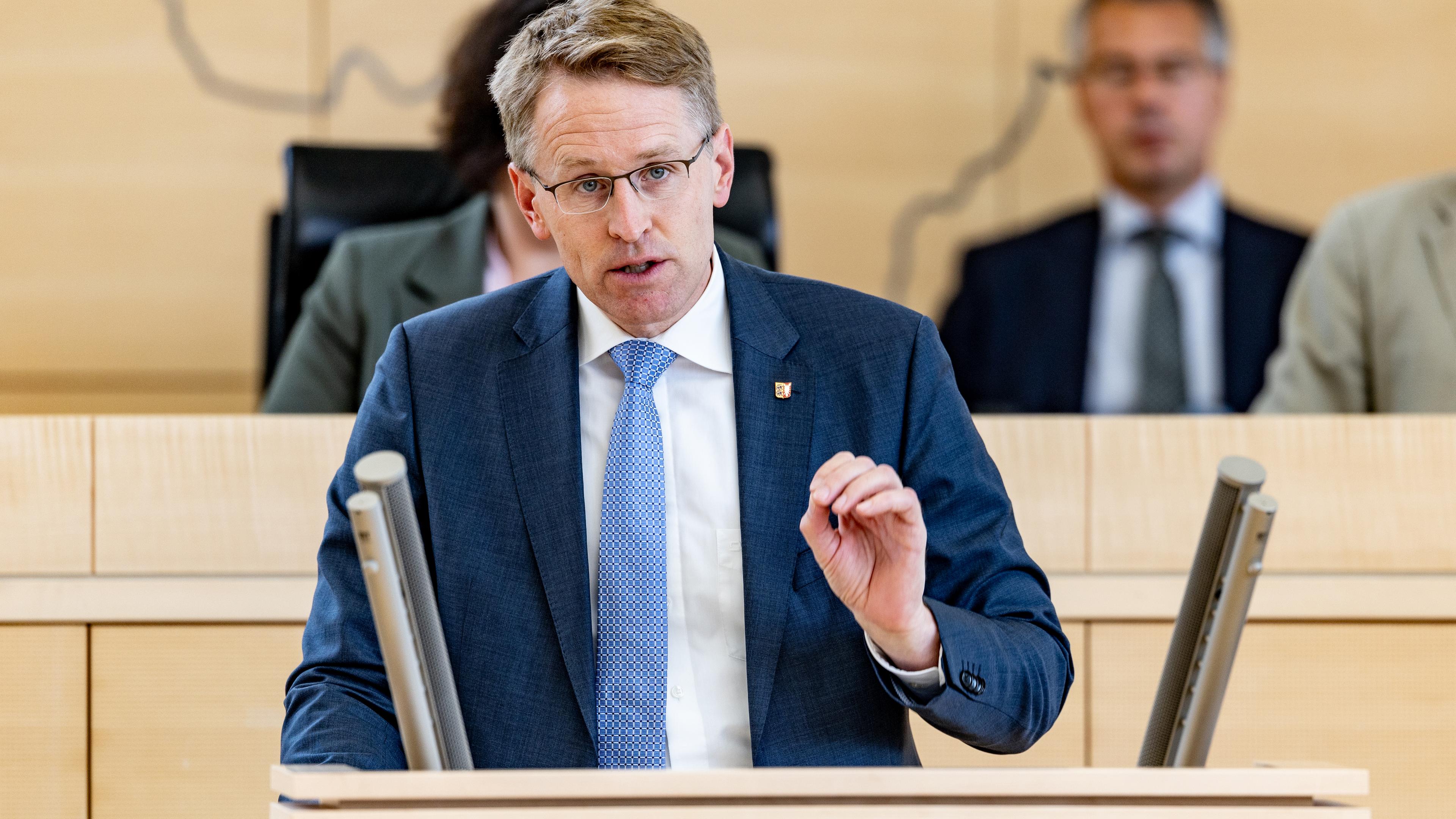 Schleswig-Holstein, Kiel: Daniel Günther (CDU), Ministerpräsident von Schleswig-Holstein, spricht in der Landtagssitzung.