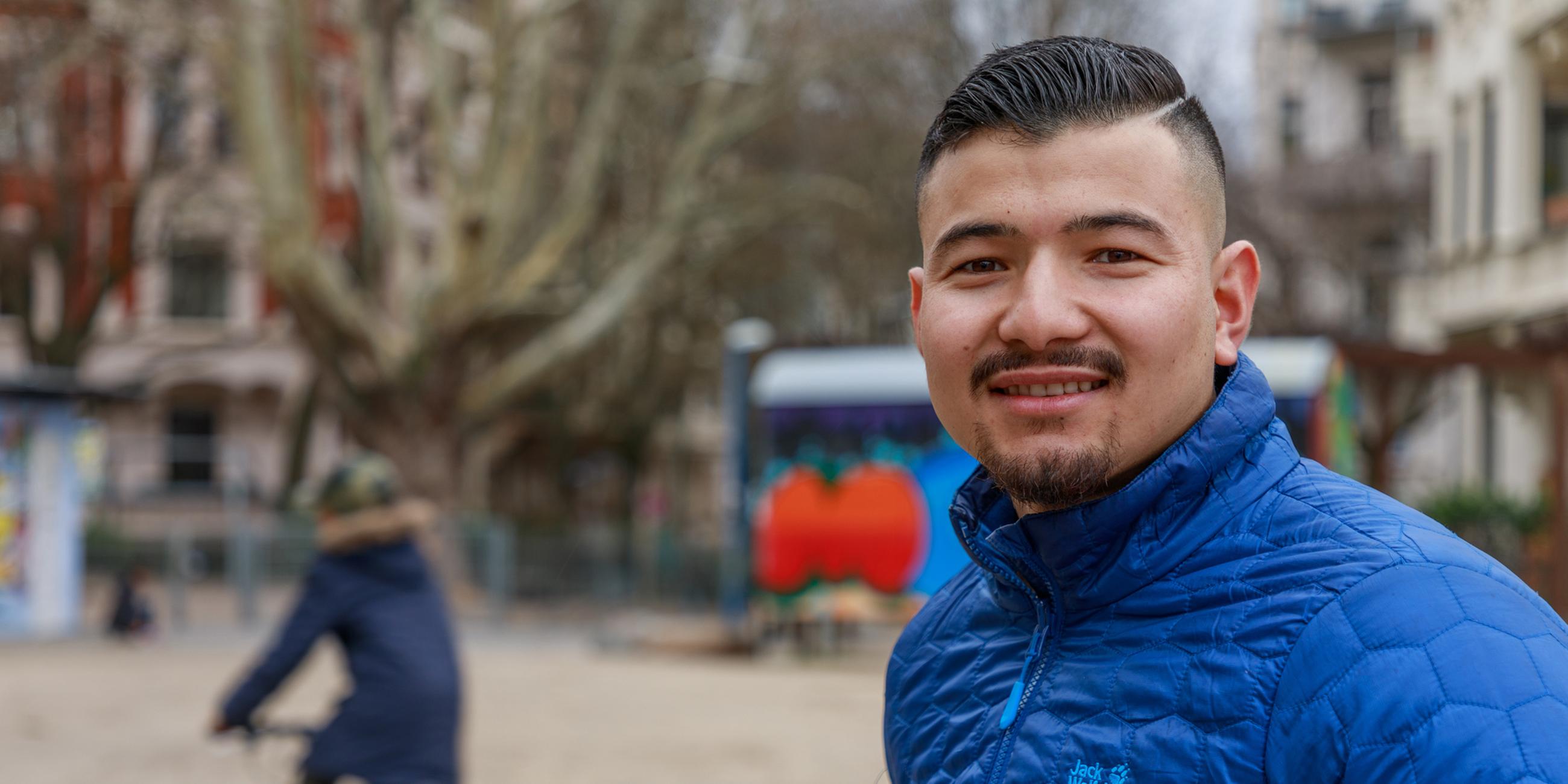 Samir im Portrait mit Blick in die Kamera