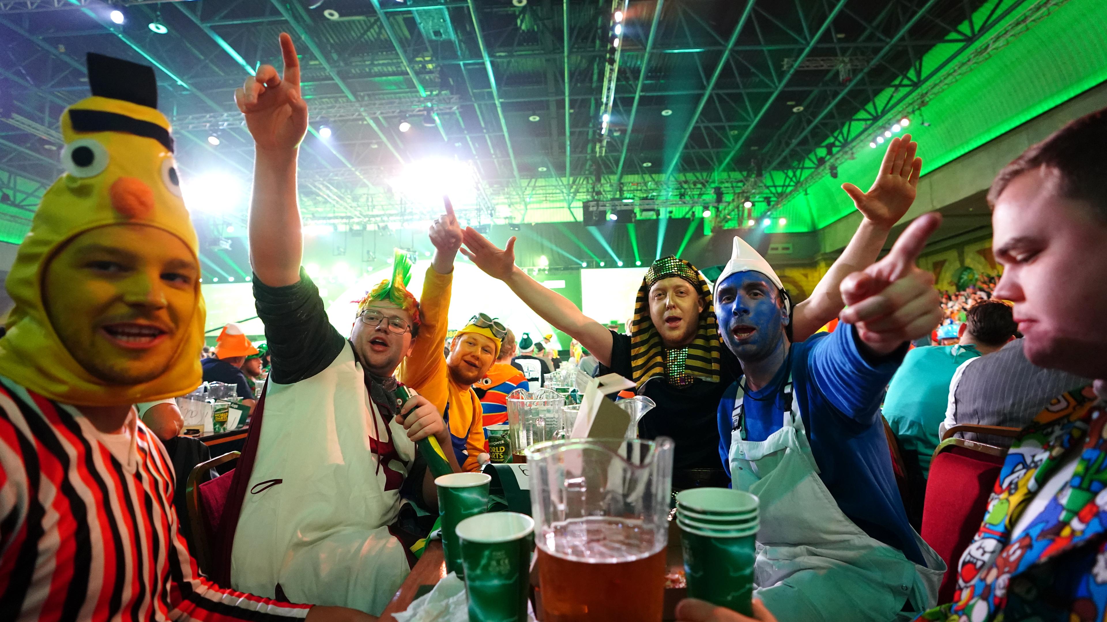 Fans feiern während der Paddy Power World Darts Championship im Alexandra Palace.