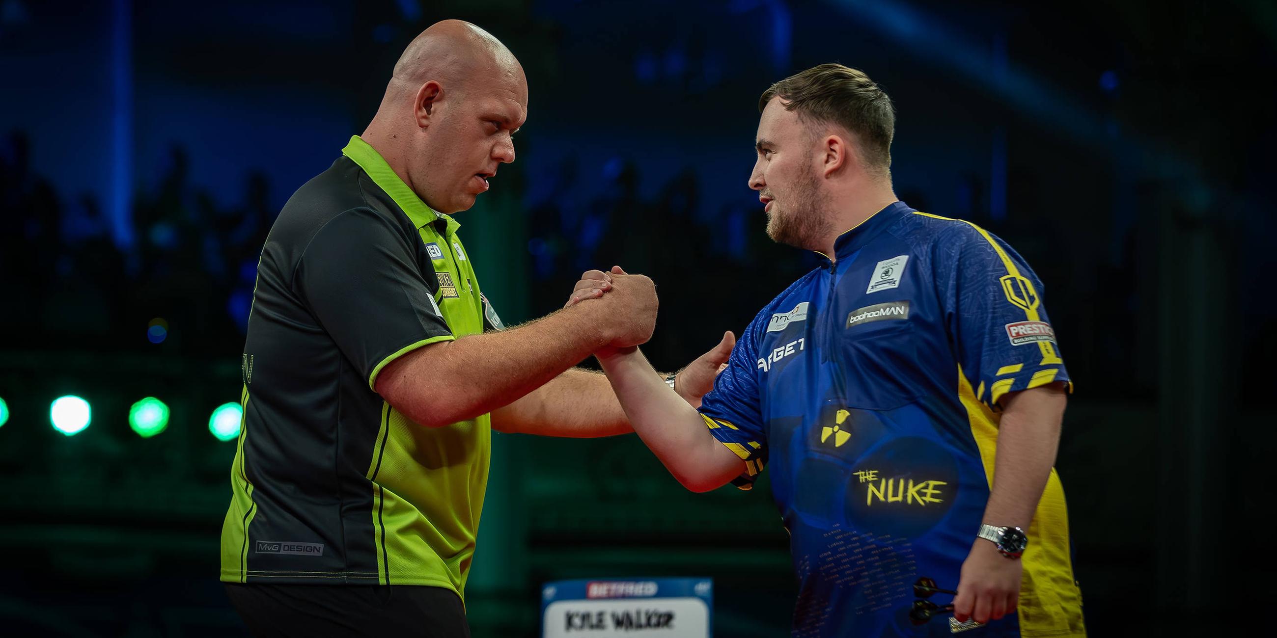 Die Dartsspieler Luke Littler und Michael van gerwen geben sich die Hand.