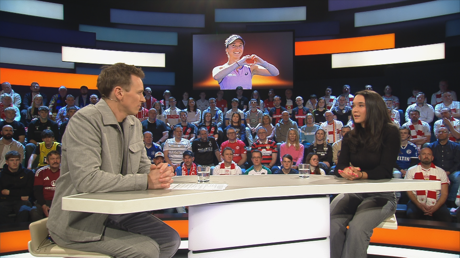 Moderator Jochen Breyer und Gästin Eva Lys im aktuellen Sportstudio.