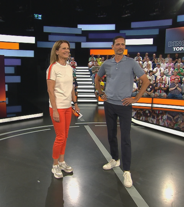 Frankfurts Trainer Dino Toppmöller mit Moderatorin Katrin Müller-Hohenstein beim aktuellen Sportstudio.