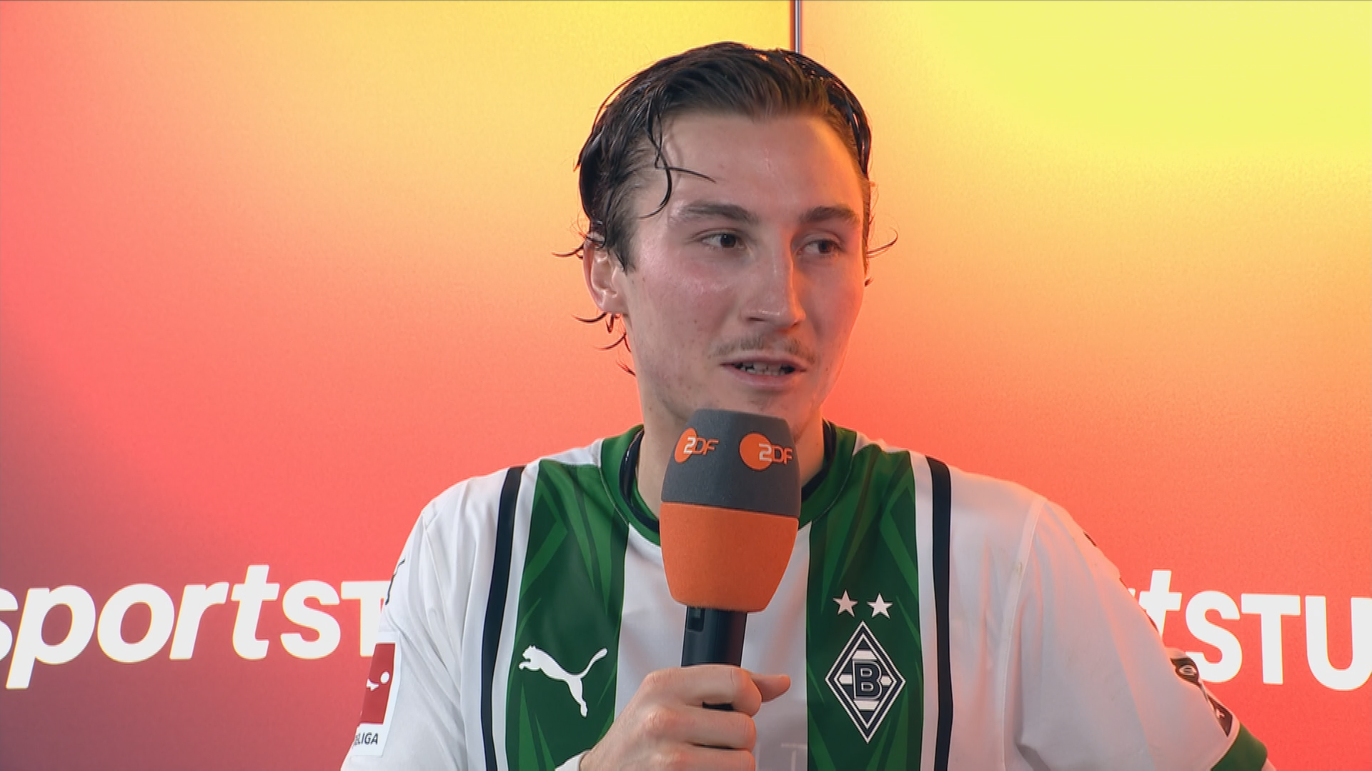 Borussia Mönchengladbachs Rocco Reitz während seinem Interview im Ministudio.