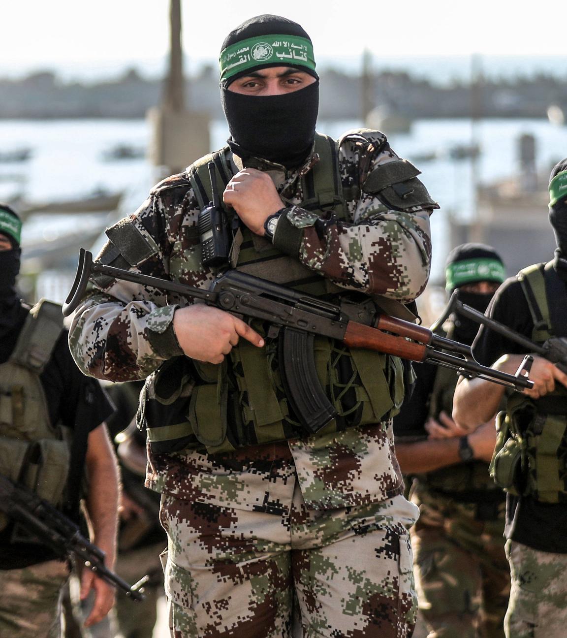 Bewaffnete Männer der Izz al-Din al-Qassam-Brigaden, dem militärischen Flügel der Hamas, während eines antiisraelischen Militärmarsches in Gaza-Stadt, Gazastreifen