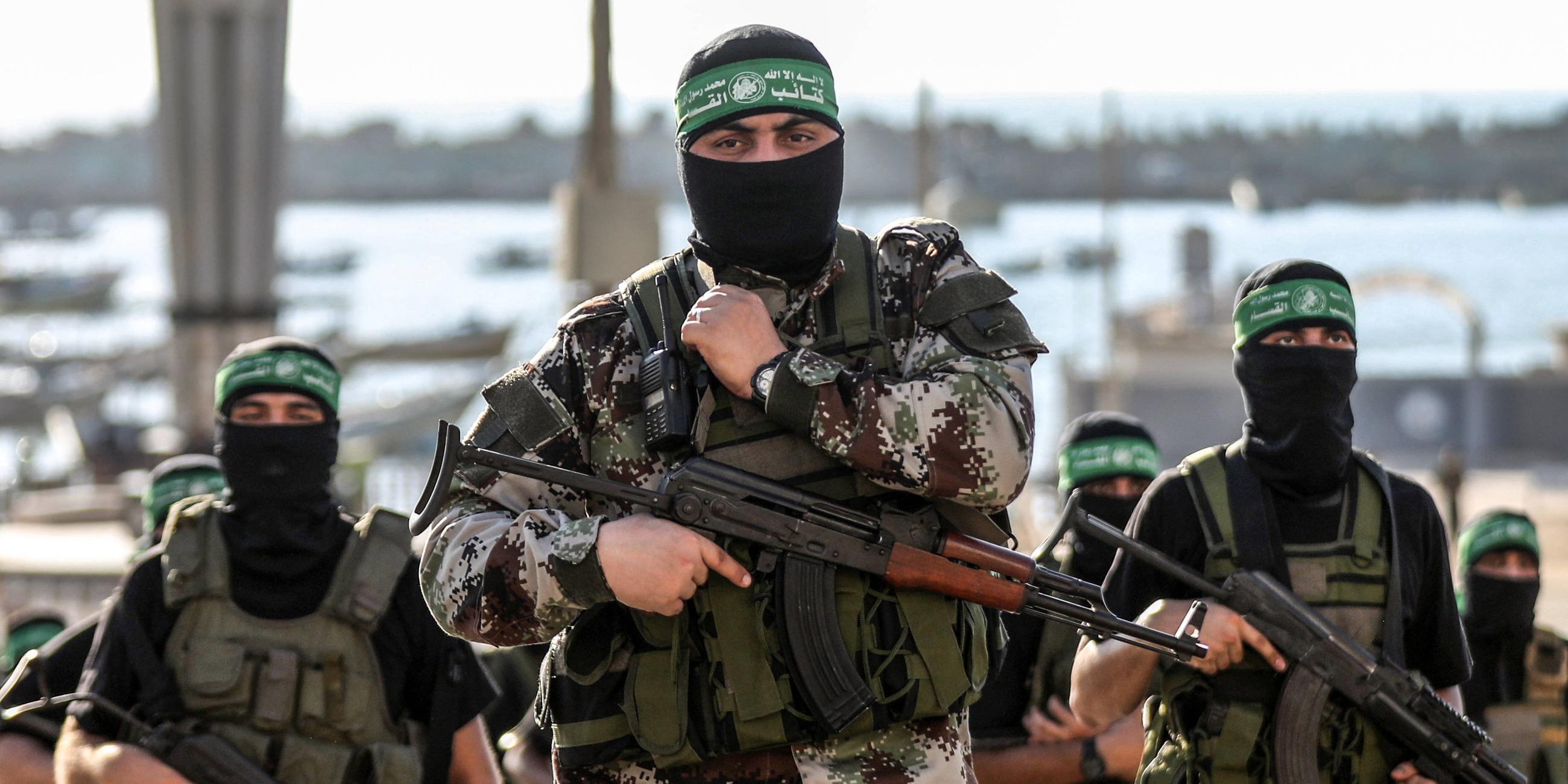 Bewaffnete Männer der Izz al-Din al-Qassam-Brigaden, dem militärischen Flügel der Hamas, während eines antiisraelischen Militärmarsches in Gaza-Stadt, Gazastreifen