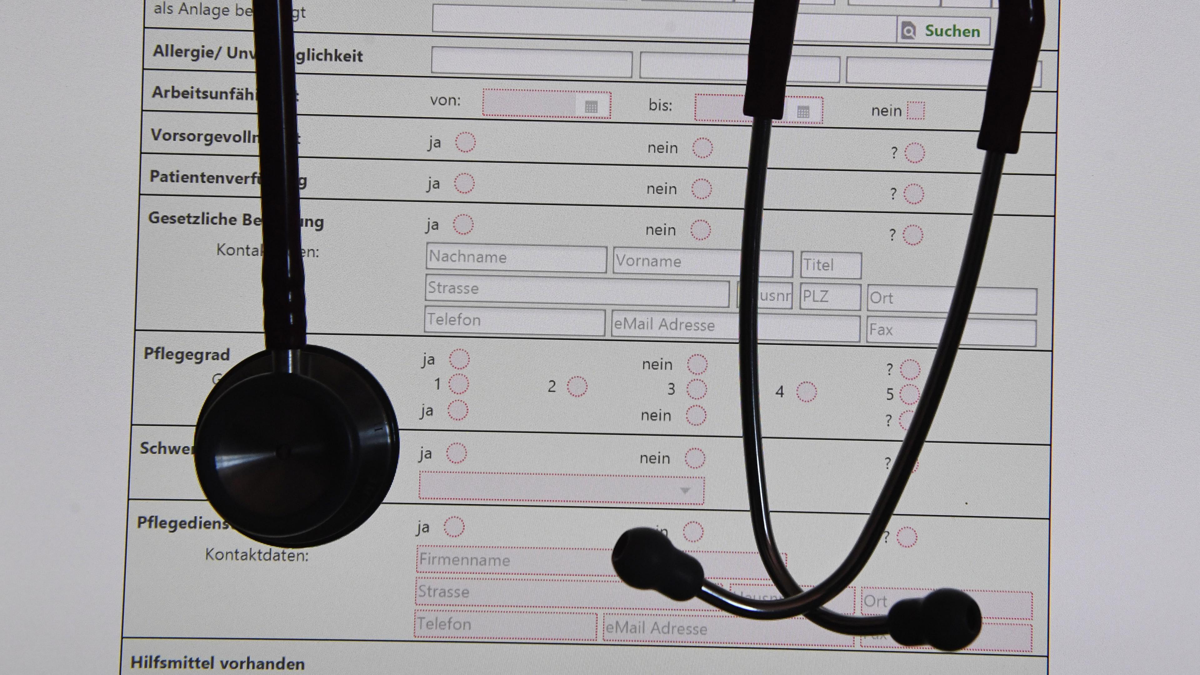 Ein Stetoskop hängt vor einer digitalen Patientenakte am 19.03.2018