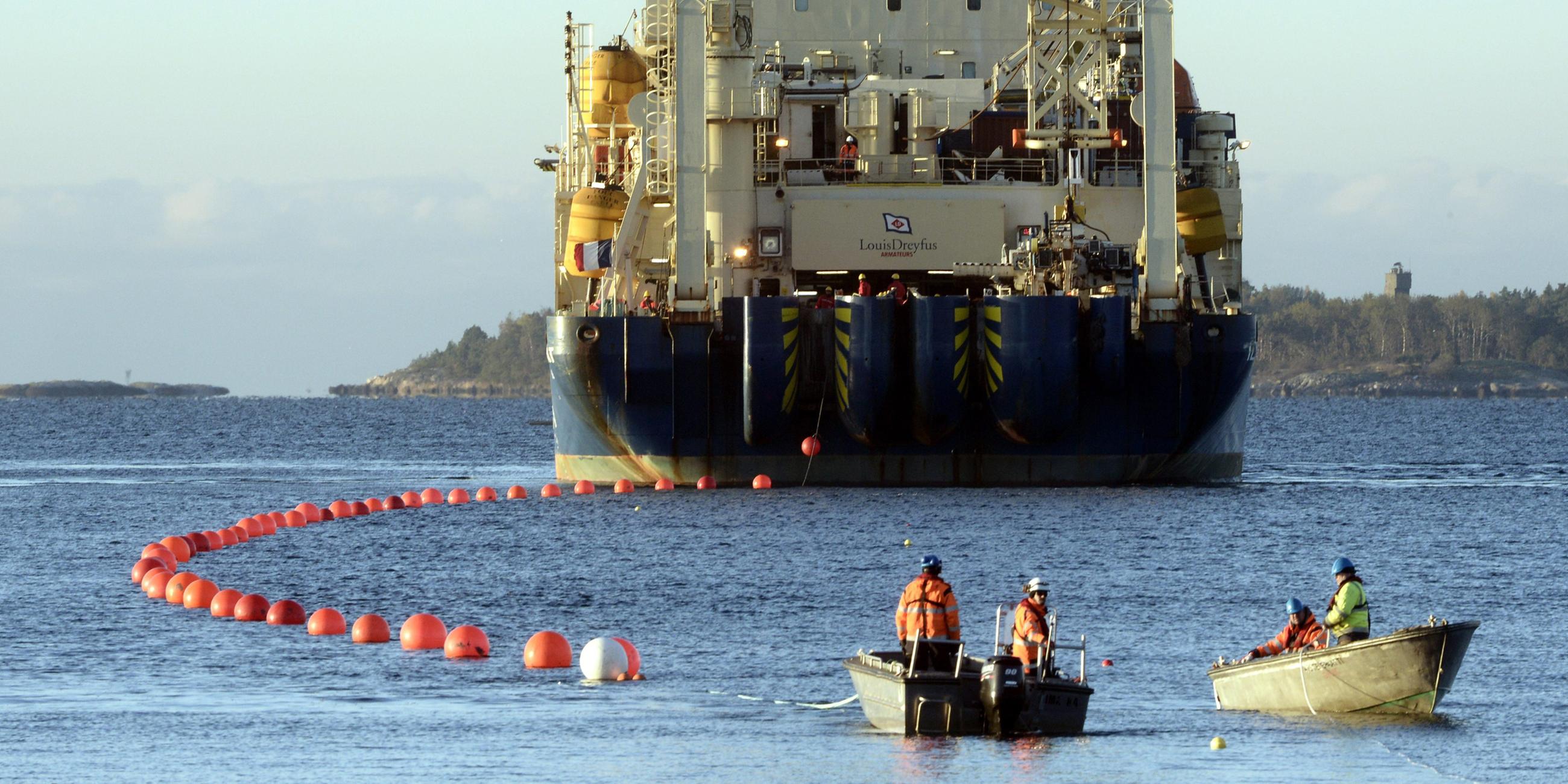 Das Installationsschiff "Ile de Brehat" verlegt das Sea-Lion-Unterseekabels (C-Lion) im Garnisonsgebiet Santahamina. 