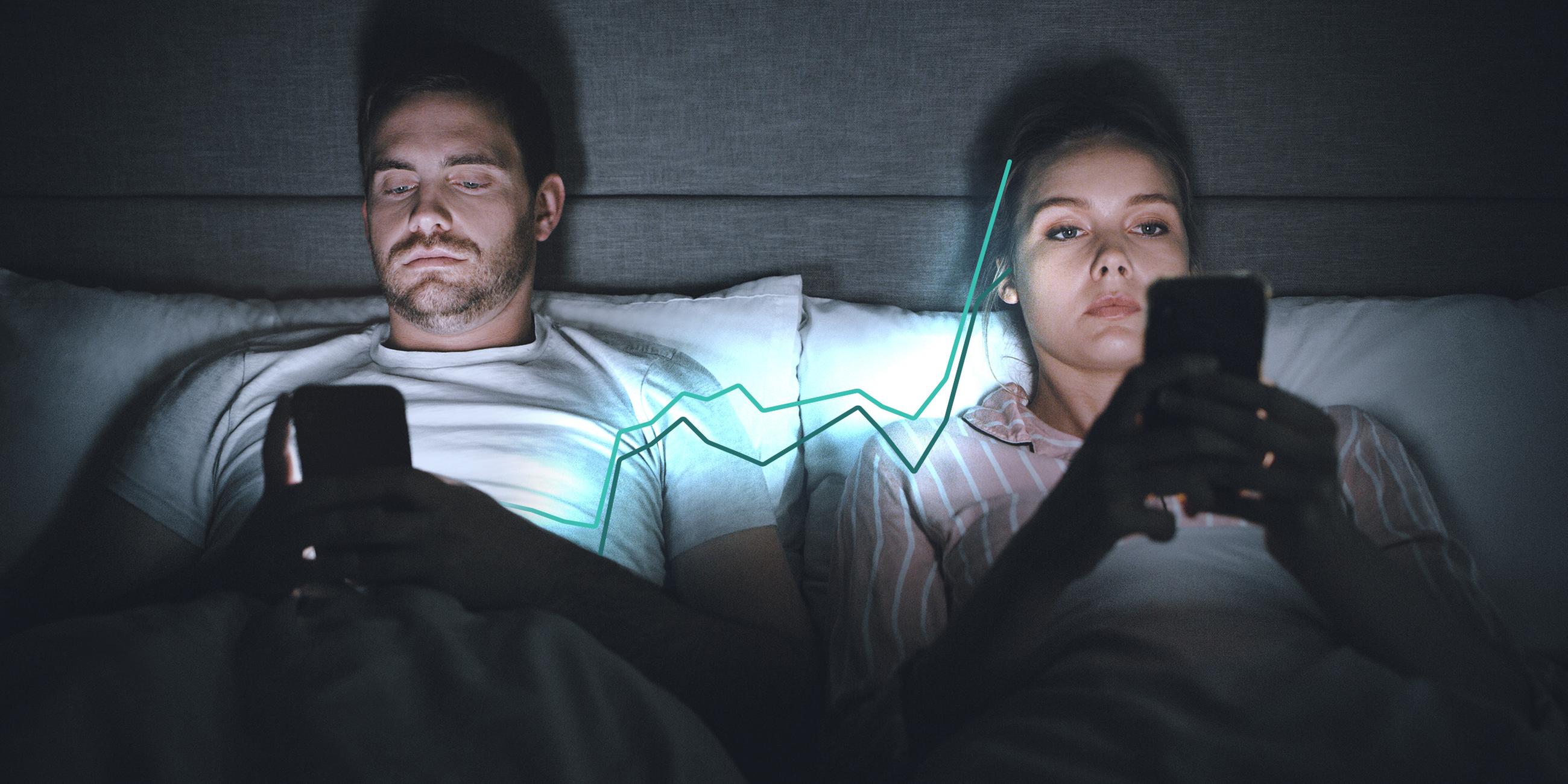 Junger Mann und junge Frau liegen mit Handy im Bett. Dazu eine Kurve, die für unterschiedliche Wahlentscheidungen von Frauen und Männern steht