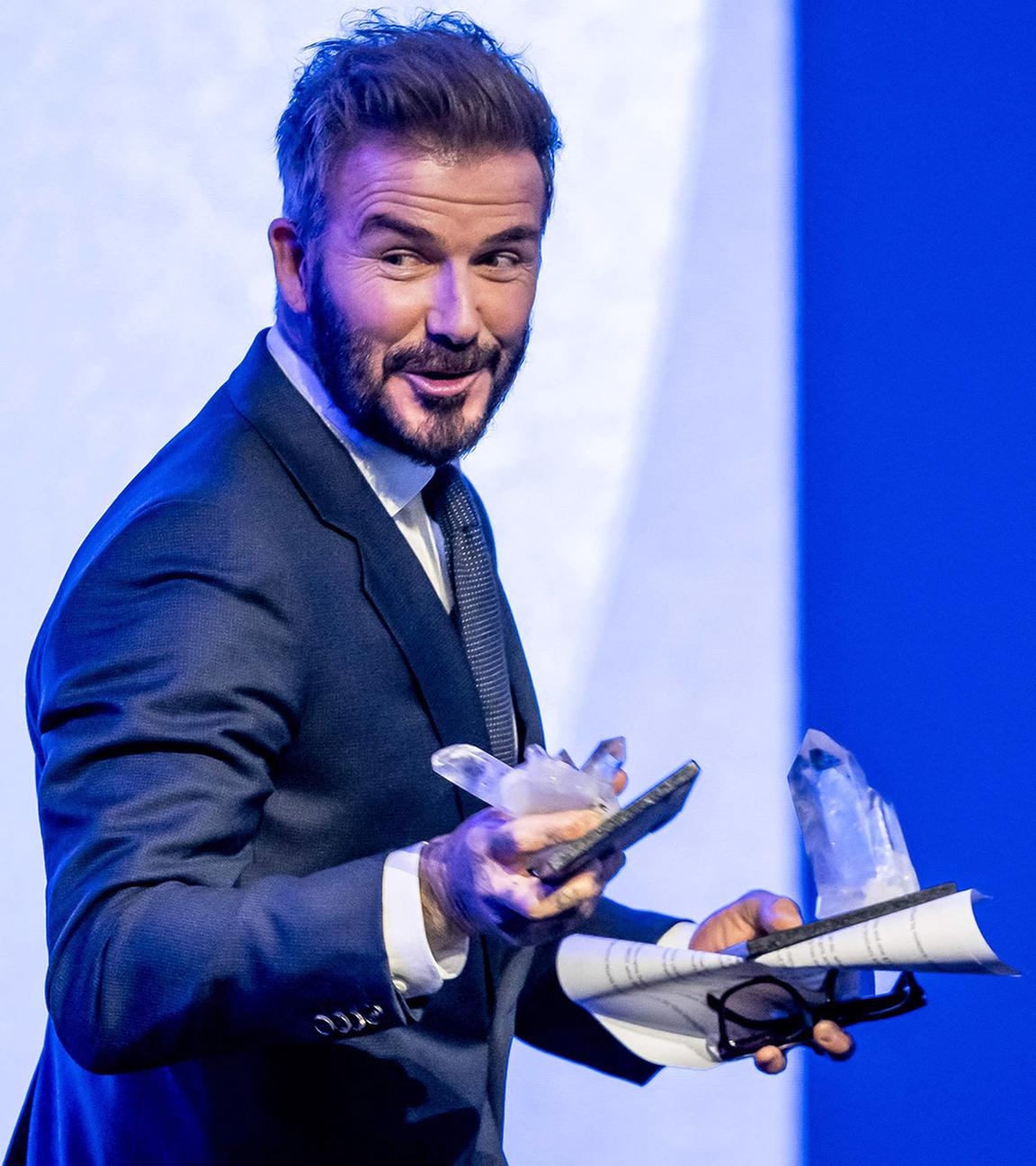 Der ehemalige Fußballstar David Beckham Weltwirtschaftsforum in Davos mit dem Crystal Award geehrt worden.