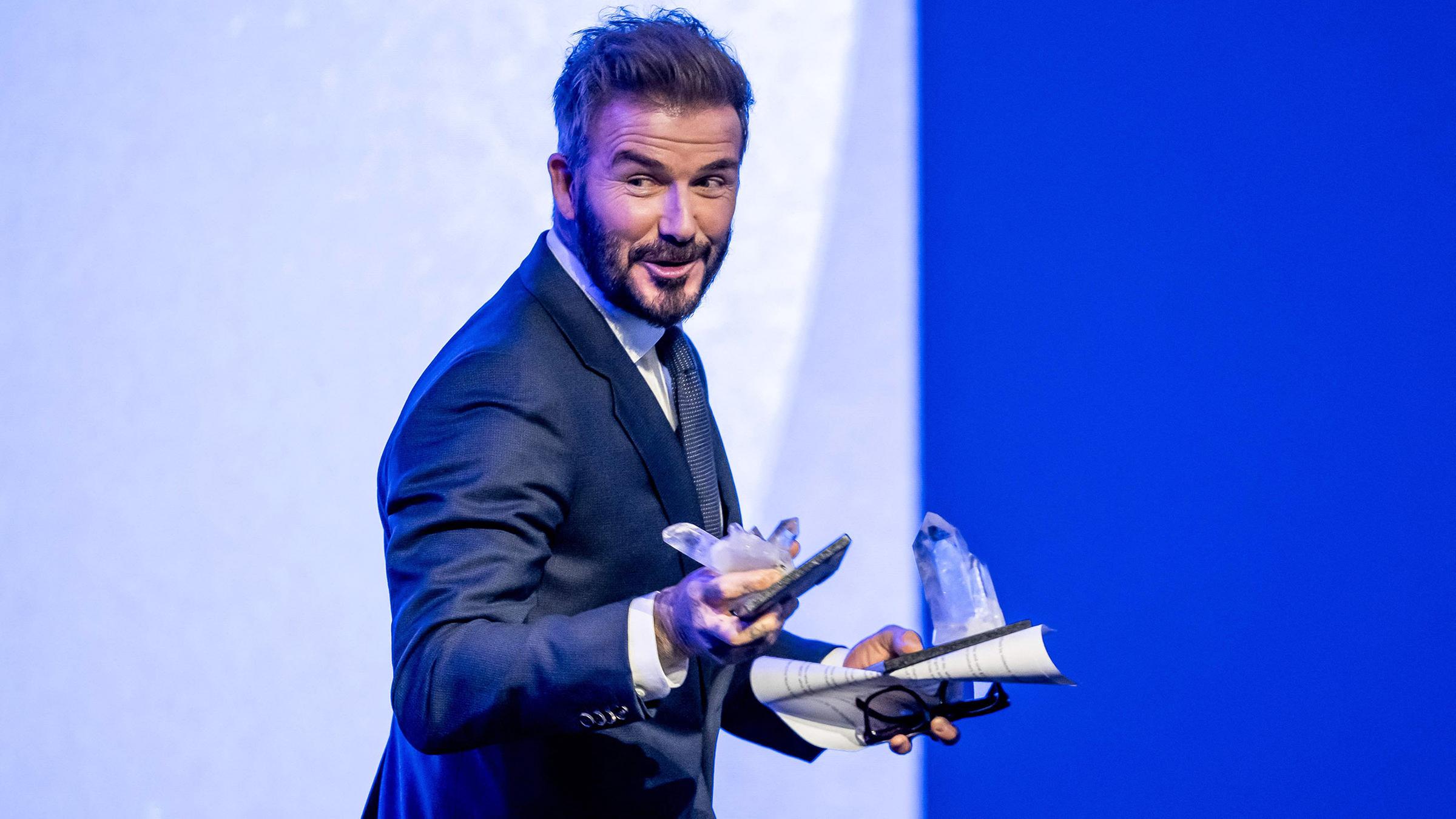 Der ehemalige Fußballstar David Beckham Weltwirtschaftsforum in Davos mit dem Crystal Award geehrt worden.