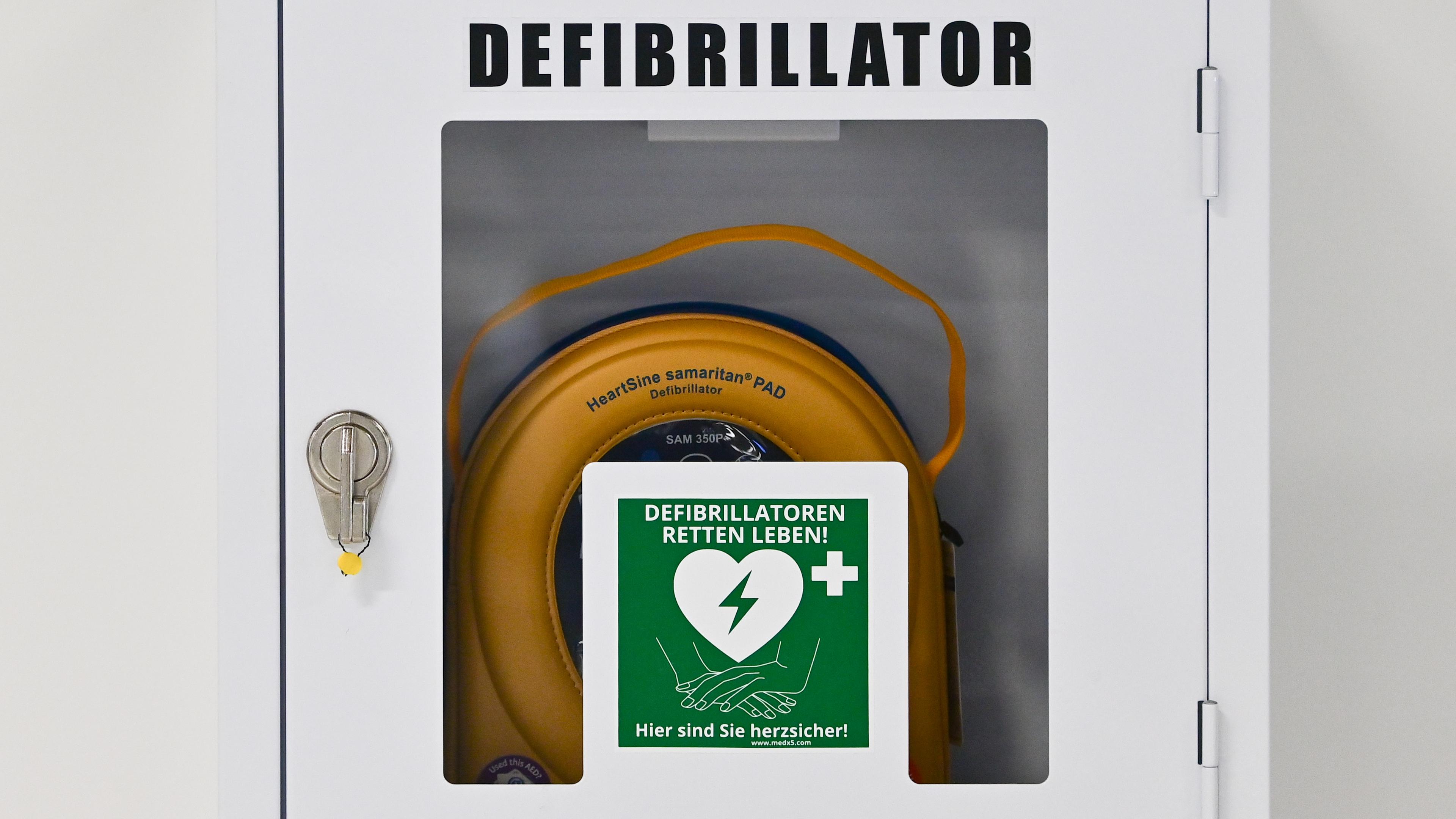 Ein Defibrillator hängt an einer Wand.