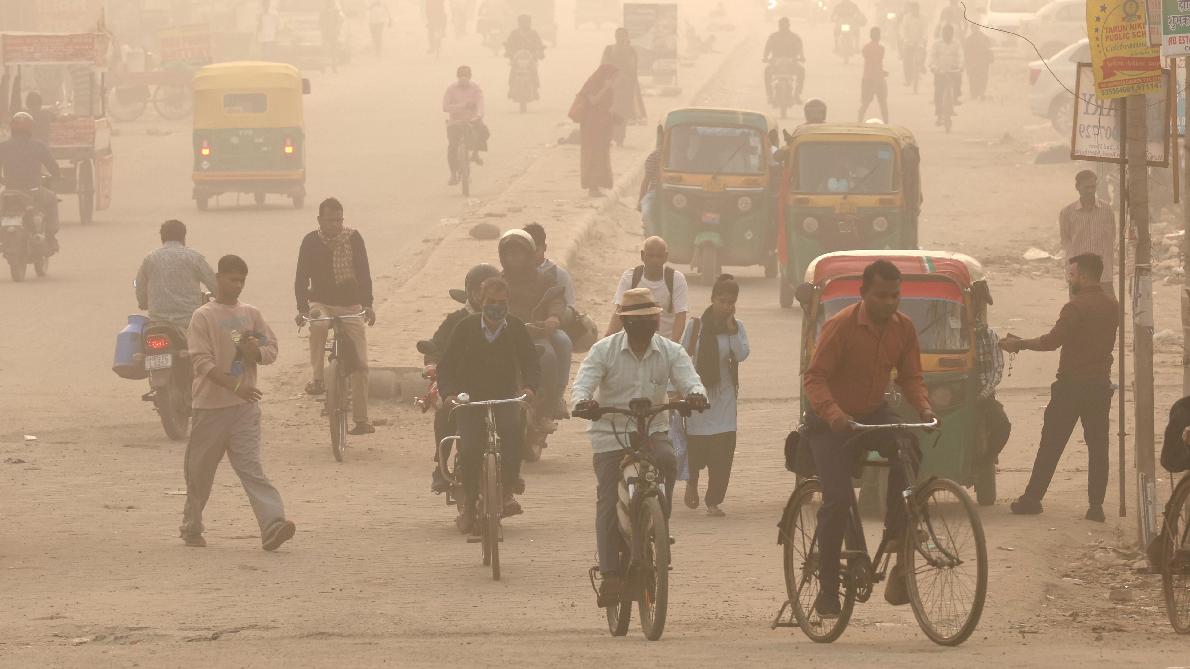 Schlechte Luftqualität in Indien - Smog in den Straßen