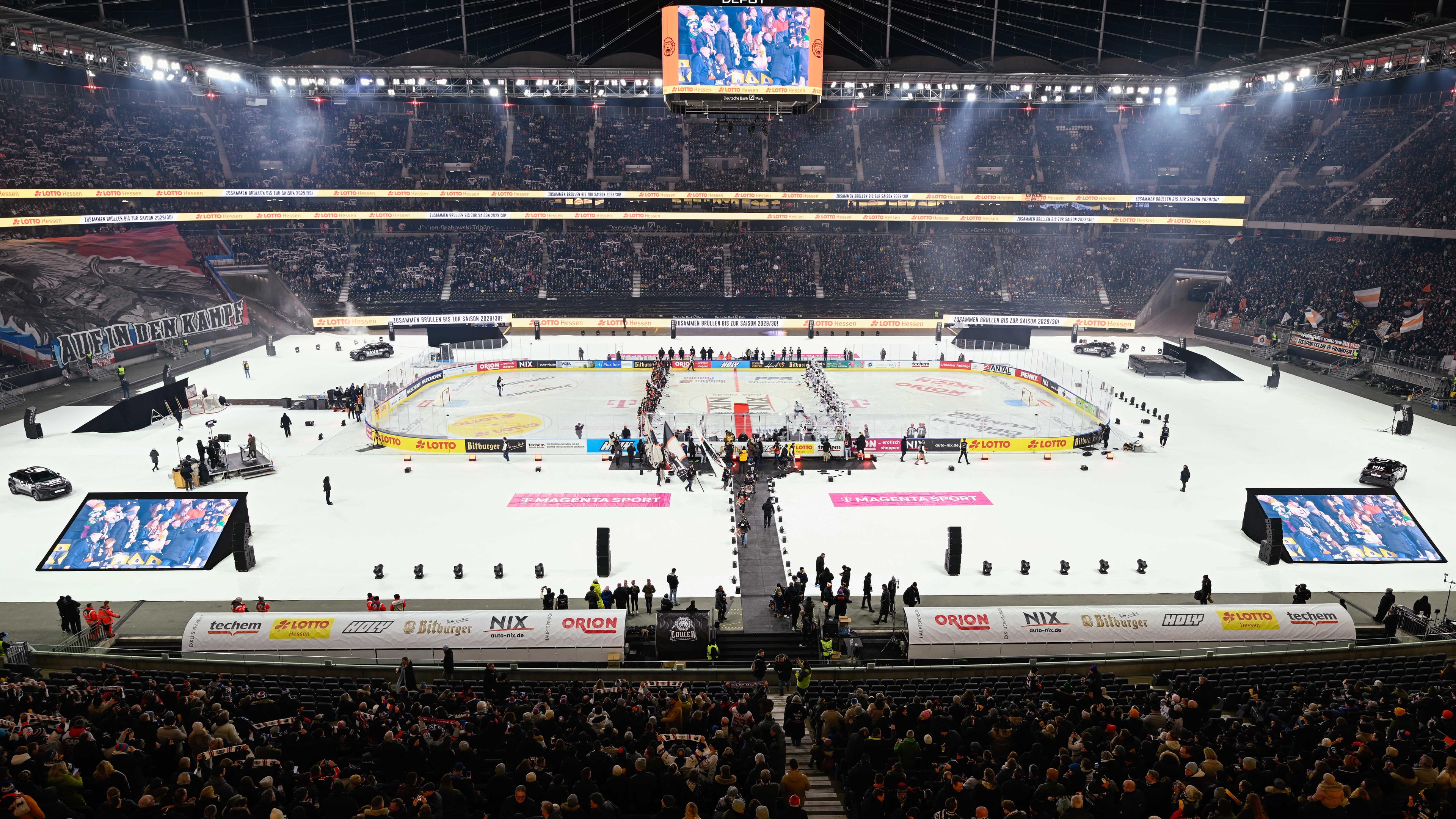 Das Frankfurter Stadion mit Eis statt Rasen.