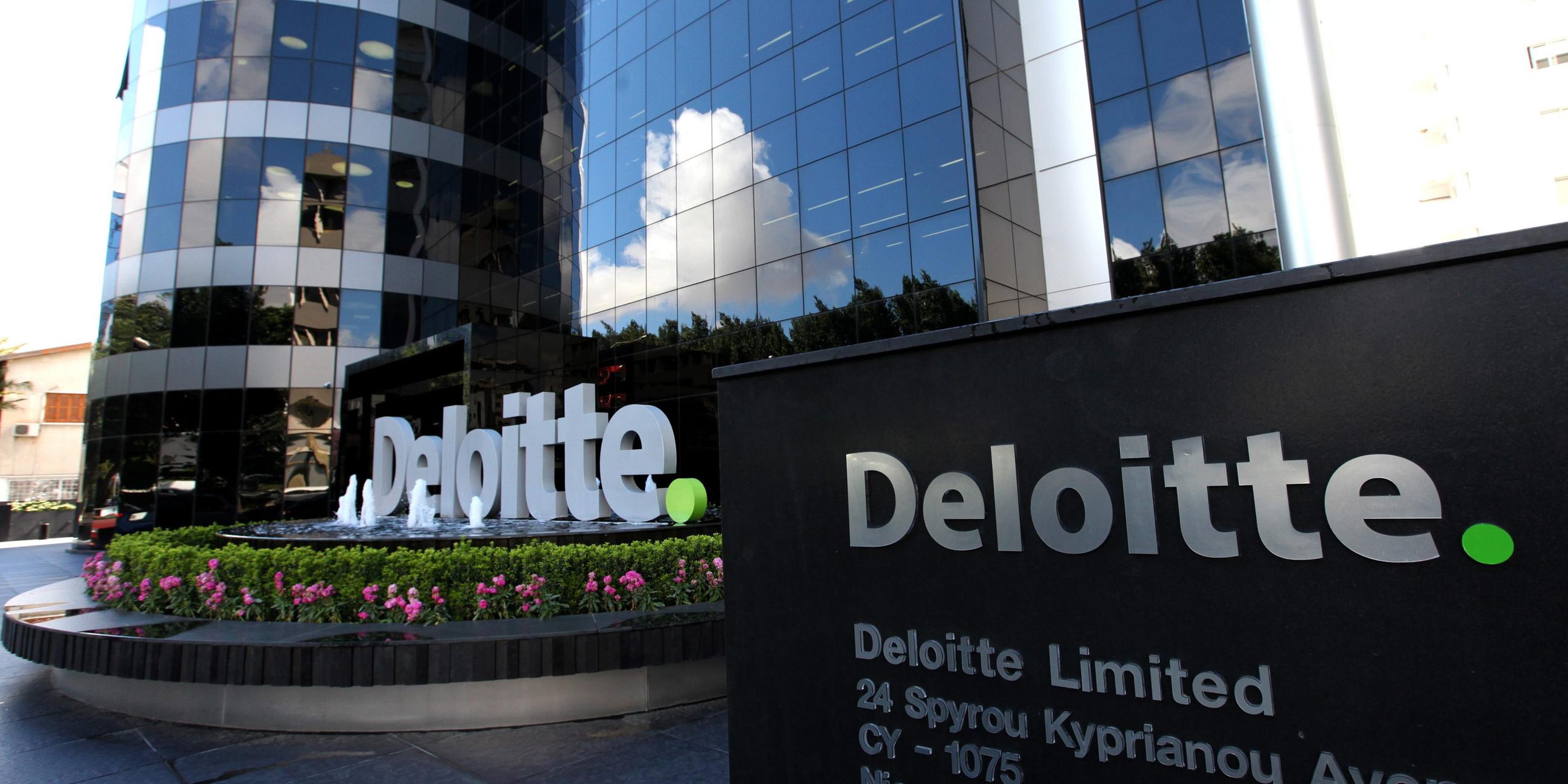 Zu sehen ist die Front des Firmensitzes der Finanzberatung Deloitte auf Zypern.