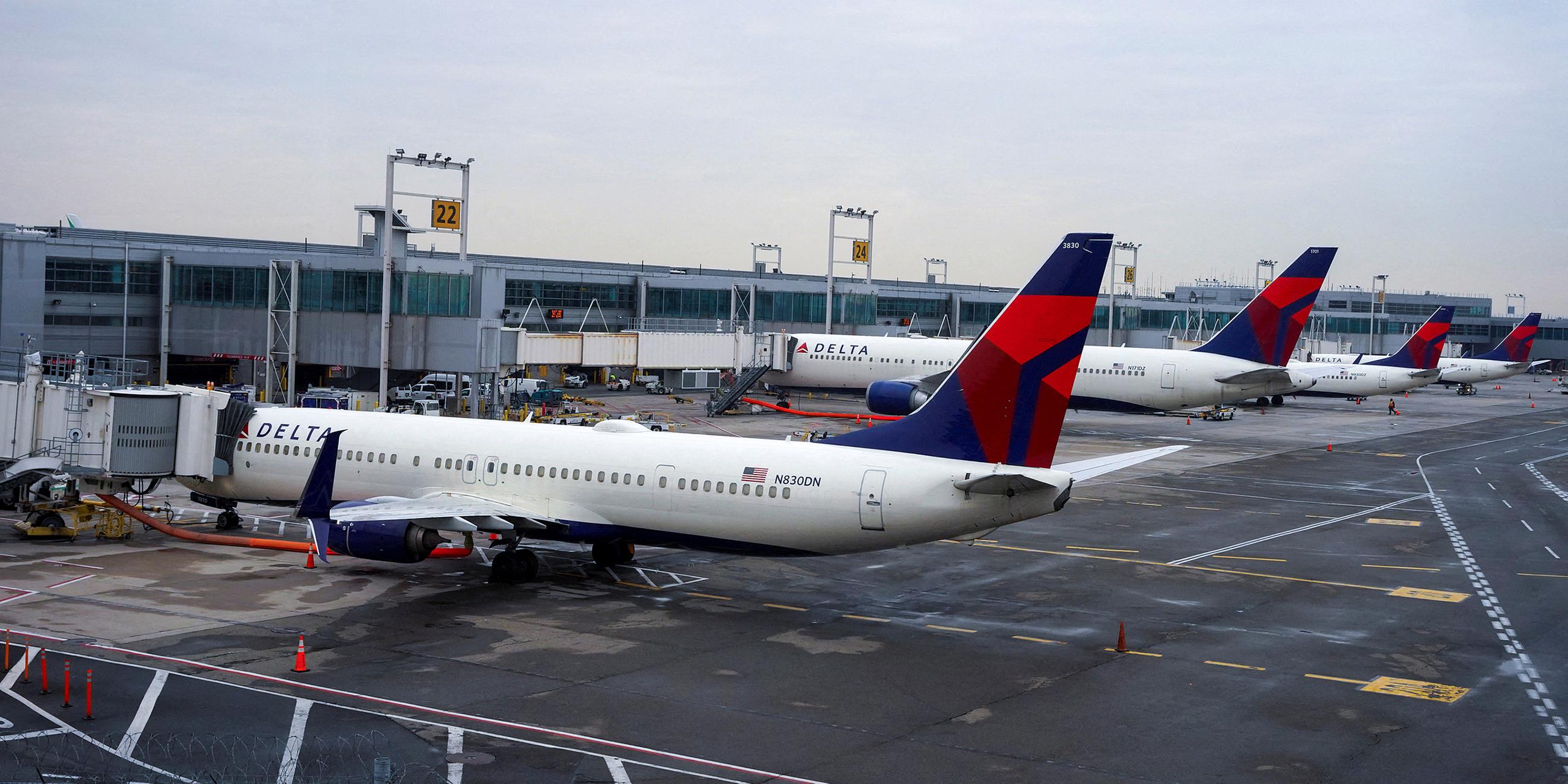 USA, New York: Flugzeuge stehen an Gates des John F. Kennedy International Airports.
