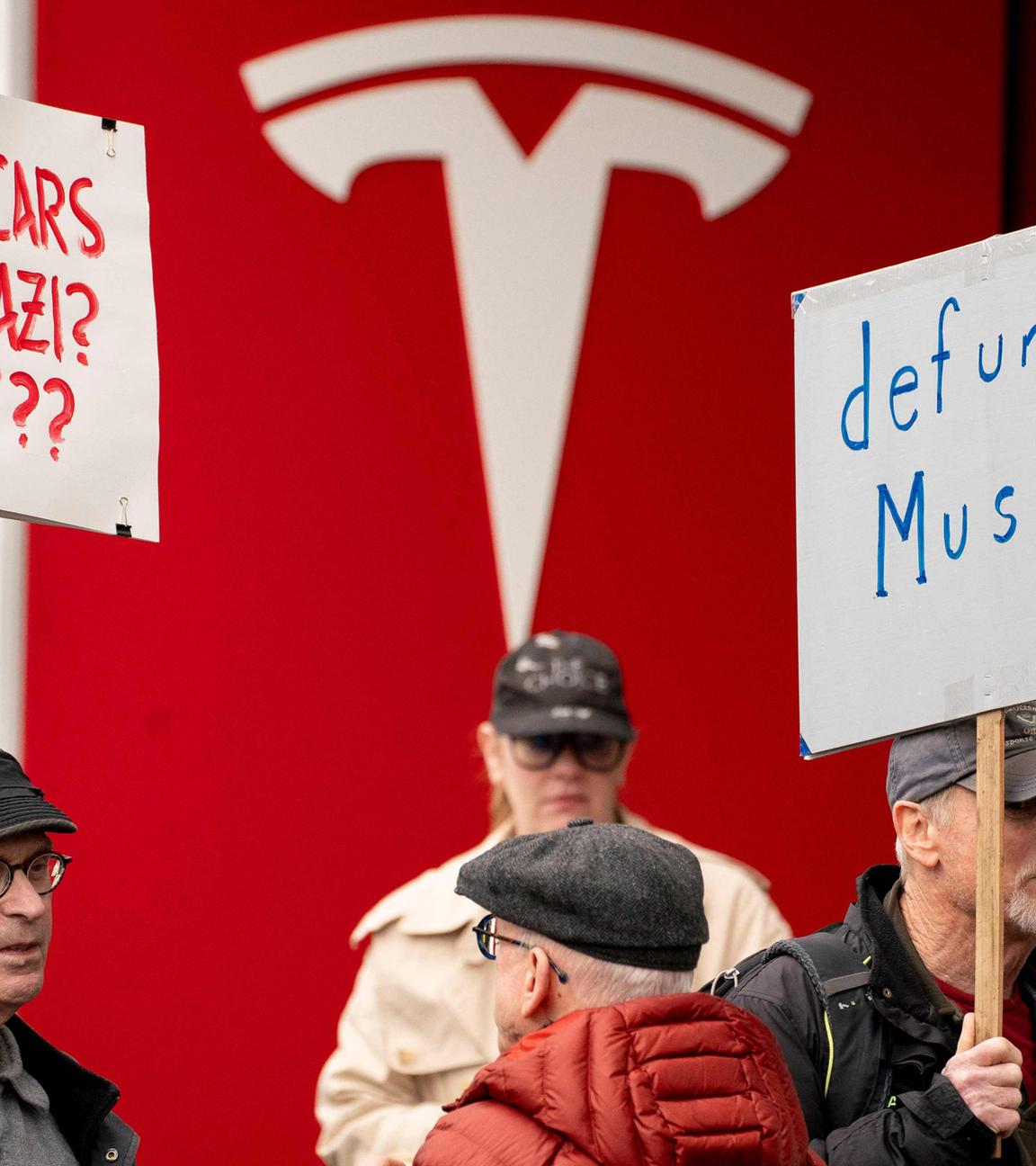 Demonstranten versammeln sich in Seattle, Washington, zu einem Protest gegen Elon Musk und den Elektroautohersteller Tesla.