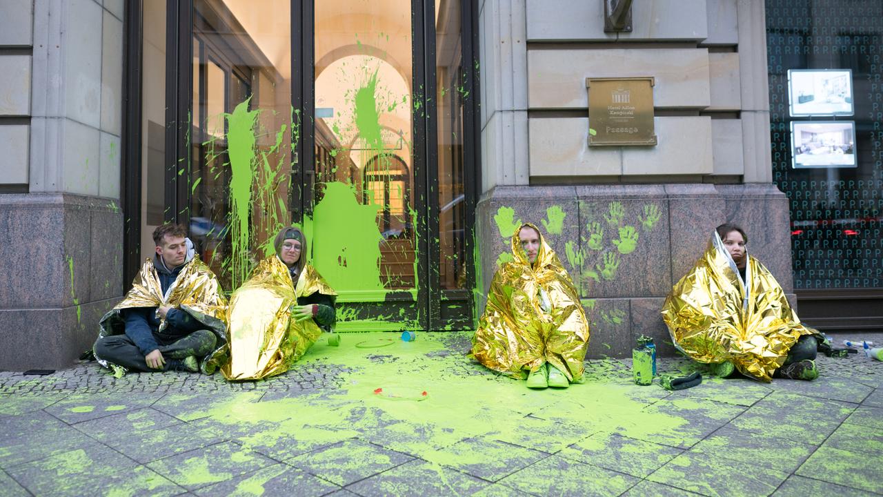 Farbattacke Auf Hotel Adlon - Protest Von Klimaaktivisten - ZDFheute